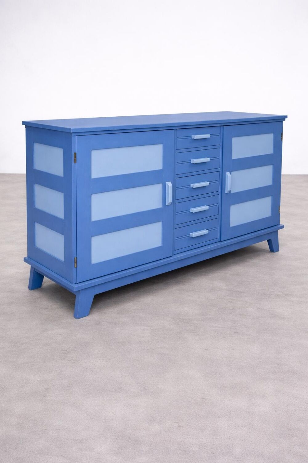 Buffet bas en bois peint bleu avec portes et tiroirs