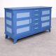 Buffet bas en bois peint bleu avec portes et tiroirs
