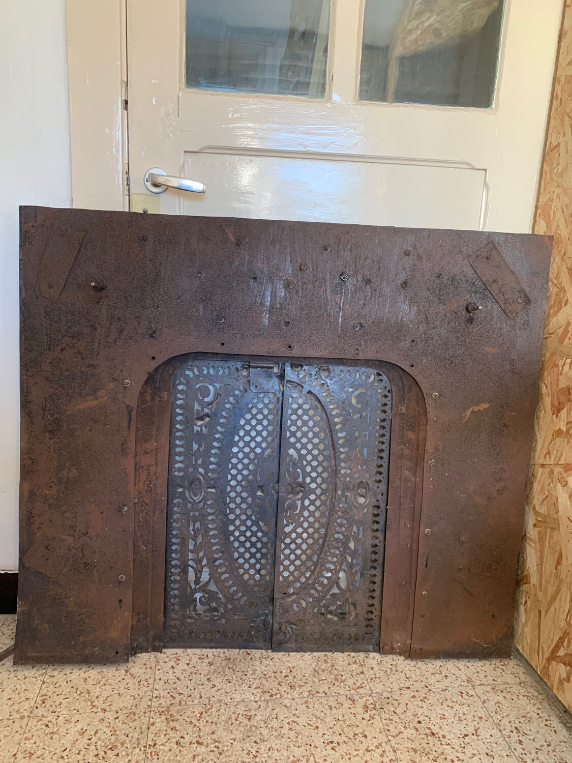 Fireproof adornment against chimney heart