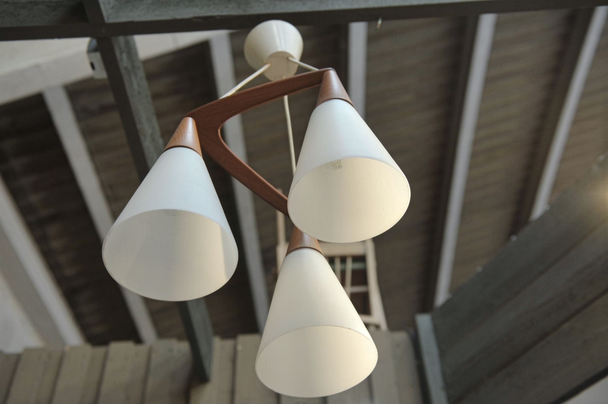 Lustre boomerang en teck et opaline 1970
