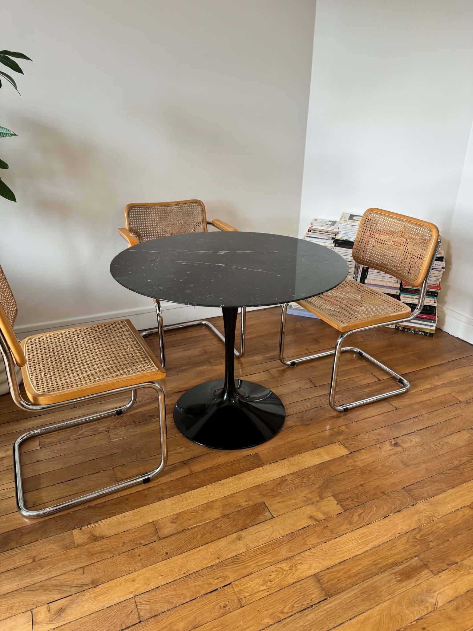Table noire Tulipe Saarinen Knoll 90cm en marbre