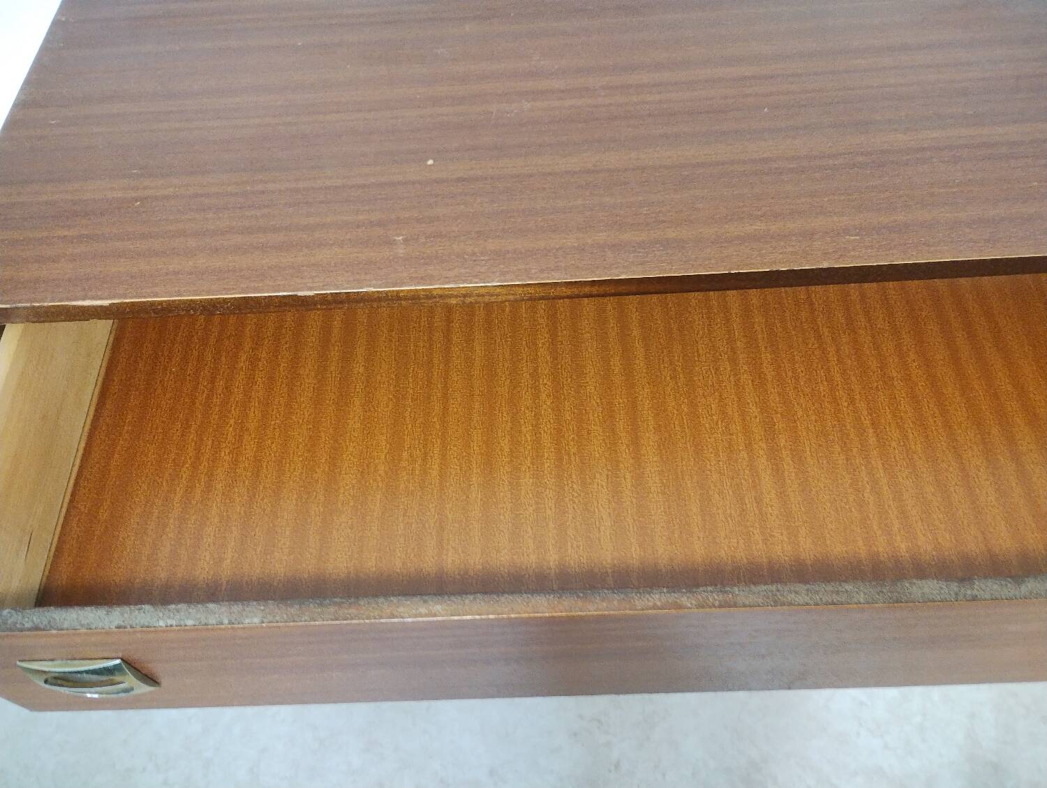 Chest of drawers with spindle legs