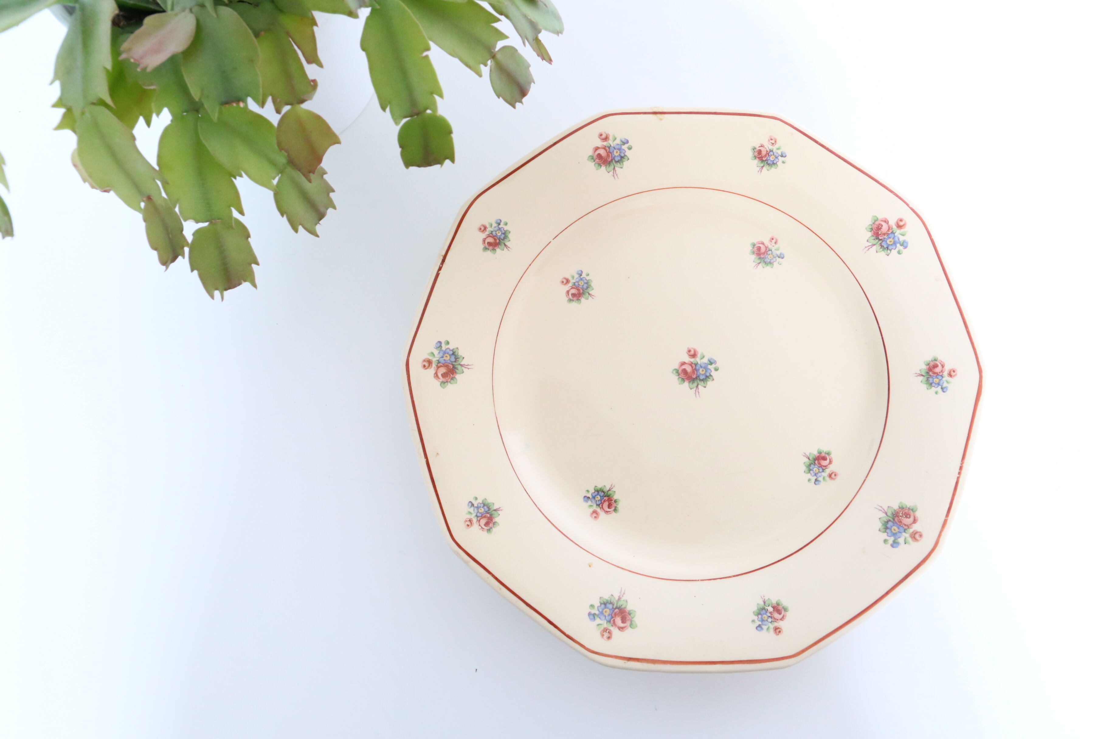 Servant dish on piedouche, Wolf Mill