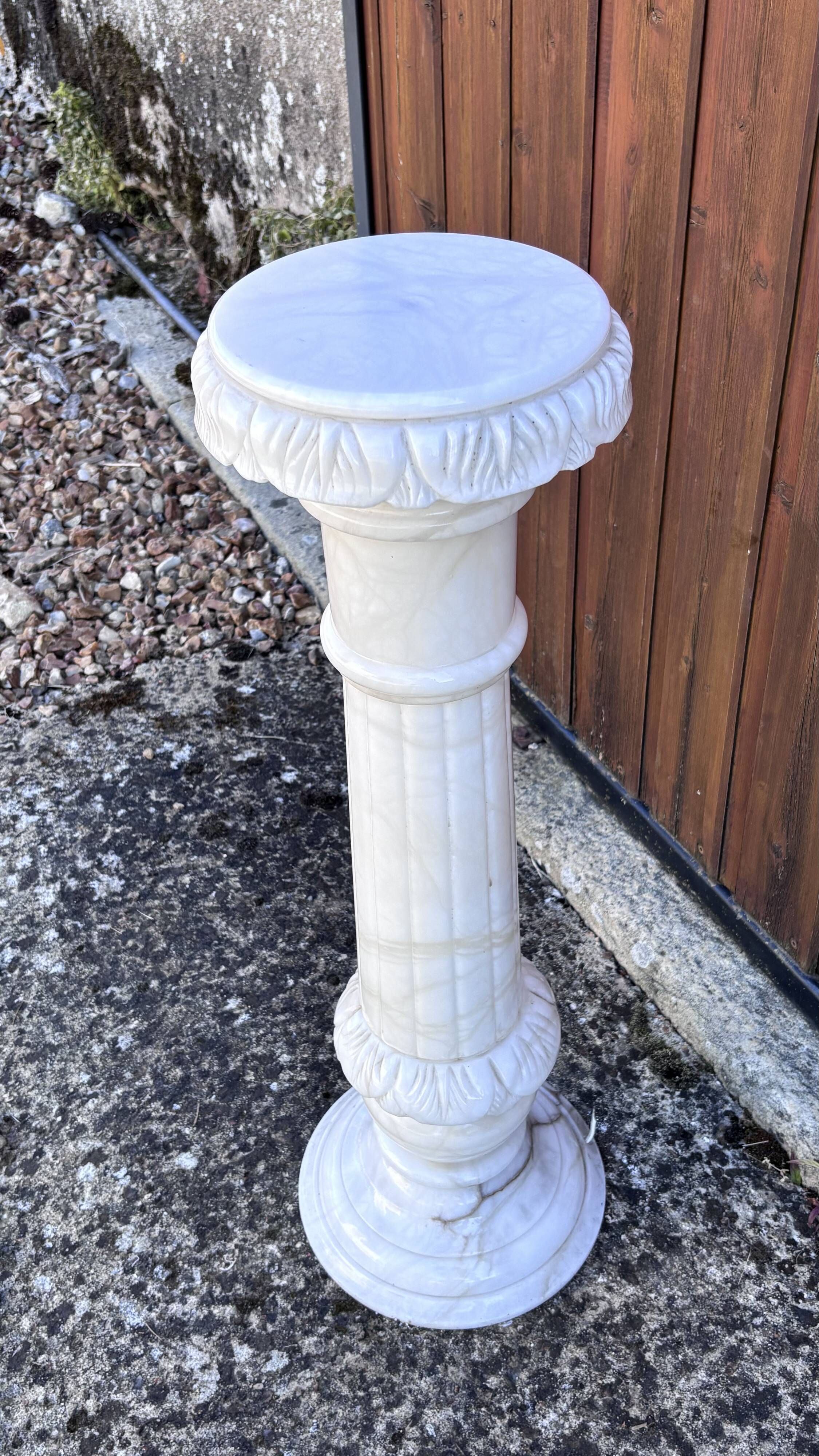 Decorative alabaster column – Vintage sculptural pedestal