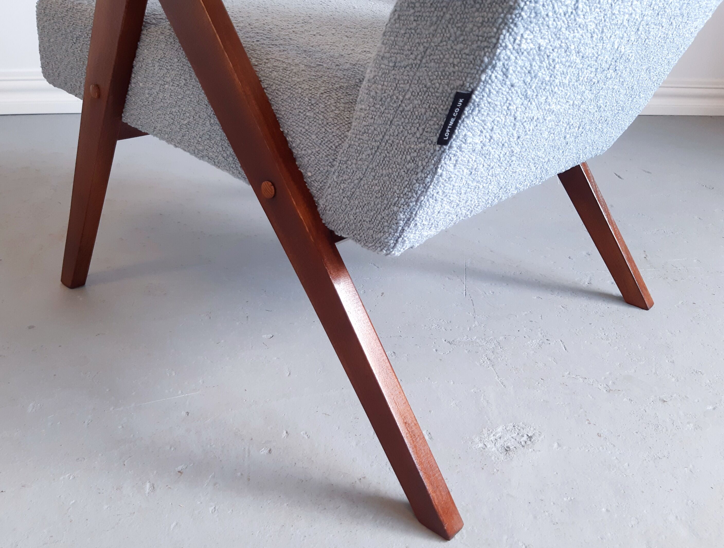 Mid century easy chair model b 310 var en boucle bleu clair