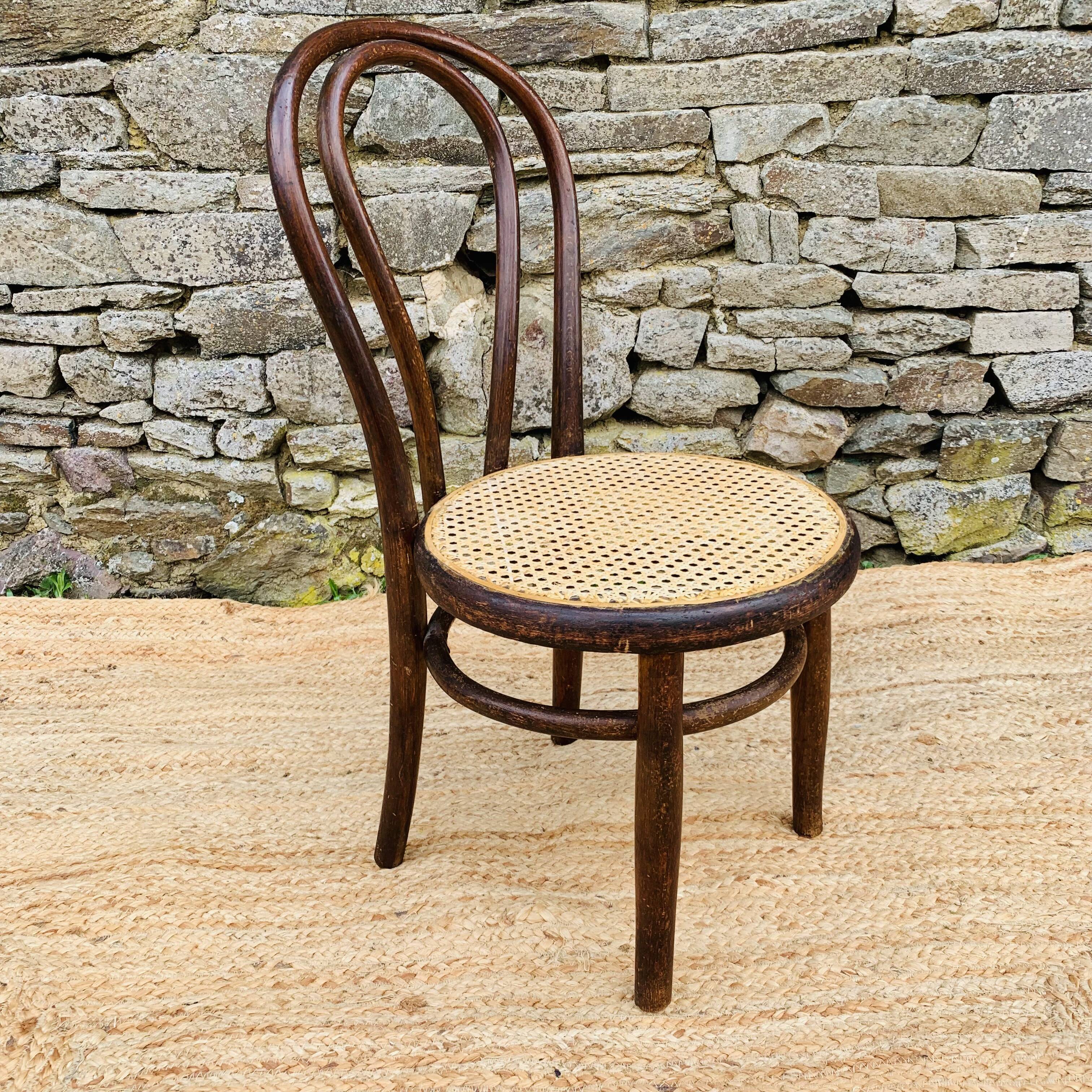 Chaise de bistrot cannée