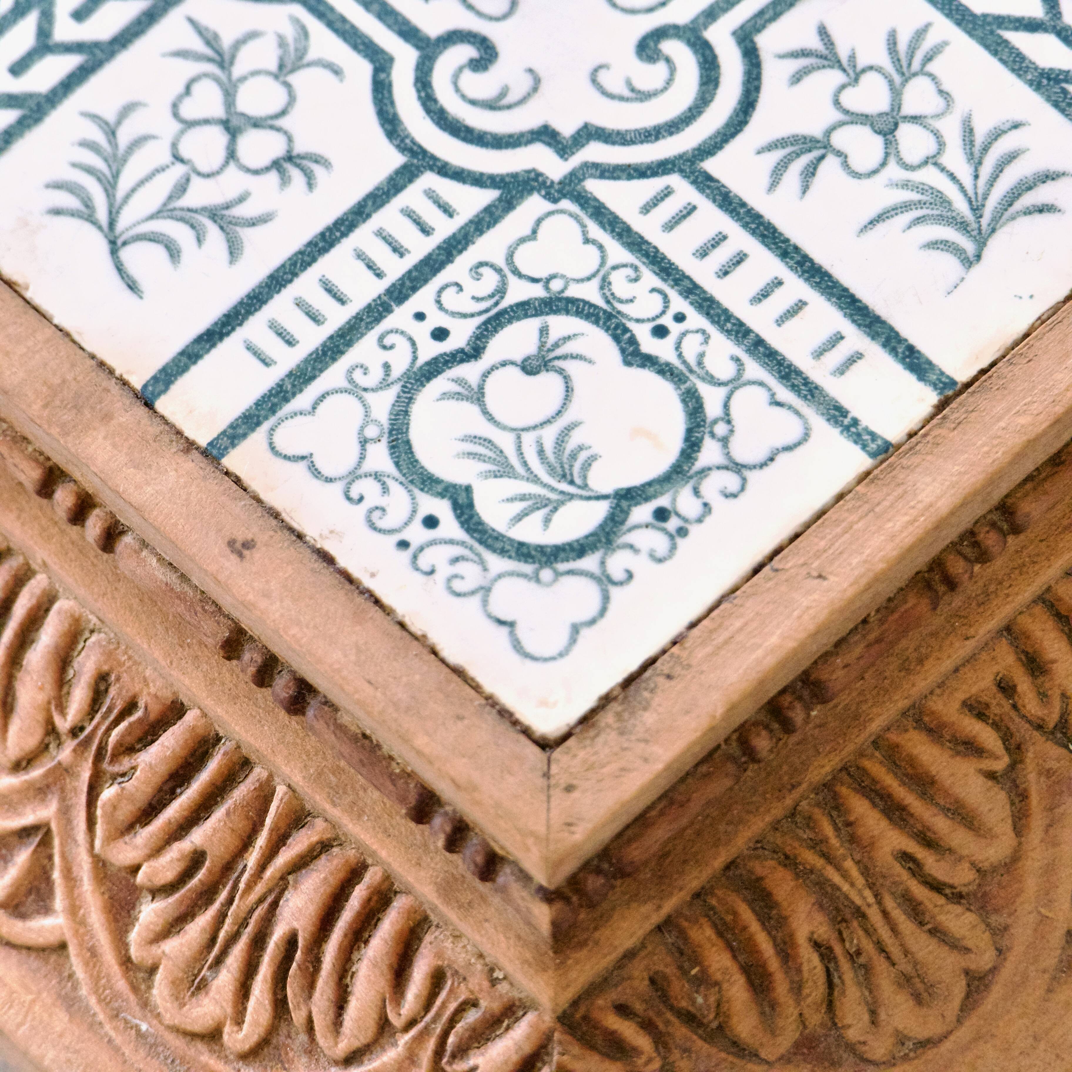 Very large ironstone trivet, 19th century, The Favorite bird