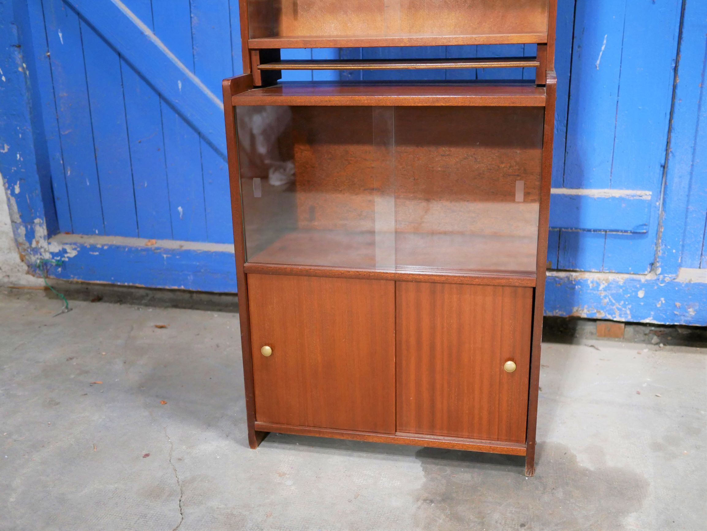 Vintage showcase library