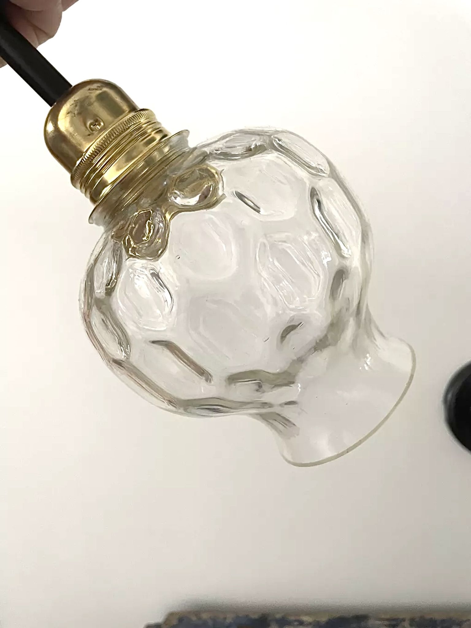 Lot de deux appliques vintage en verre ciselé électrifiées à neuf