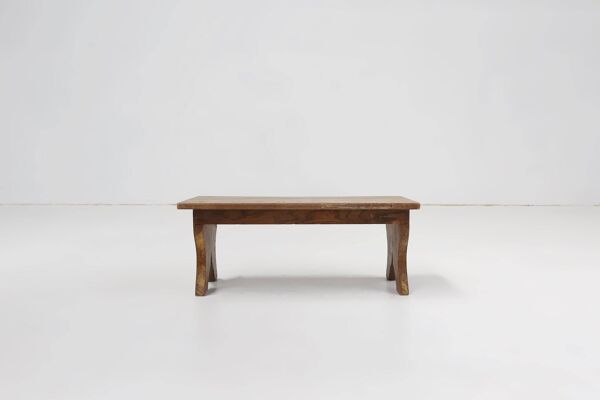 Petit tabouret en bois rustique avec base courbée, France, années 1900.