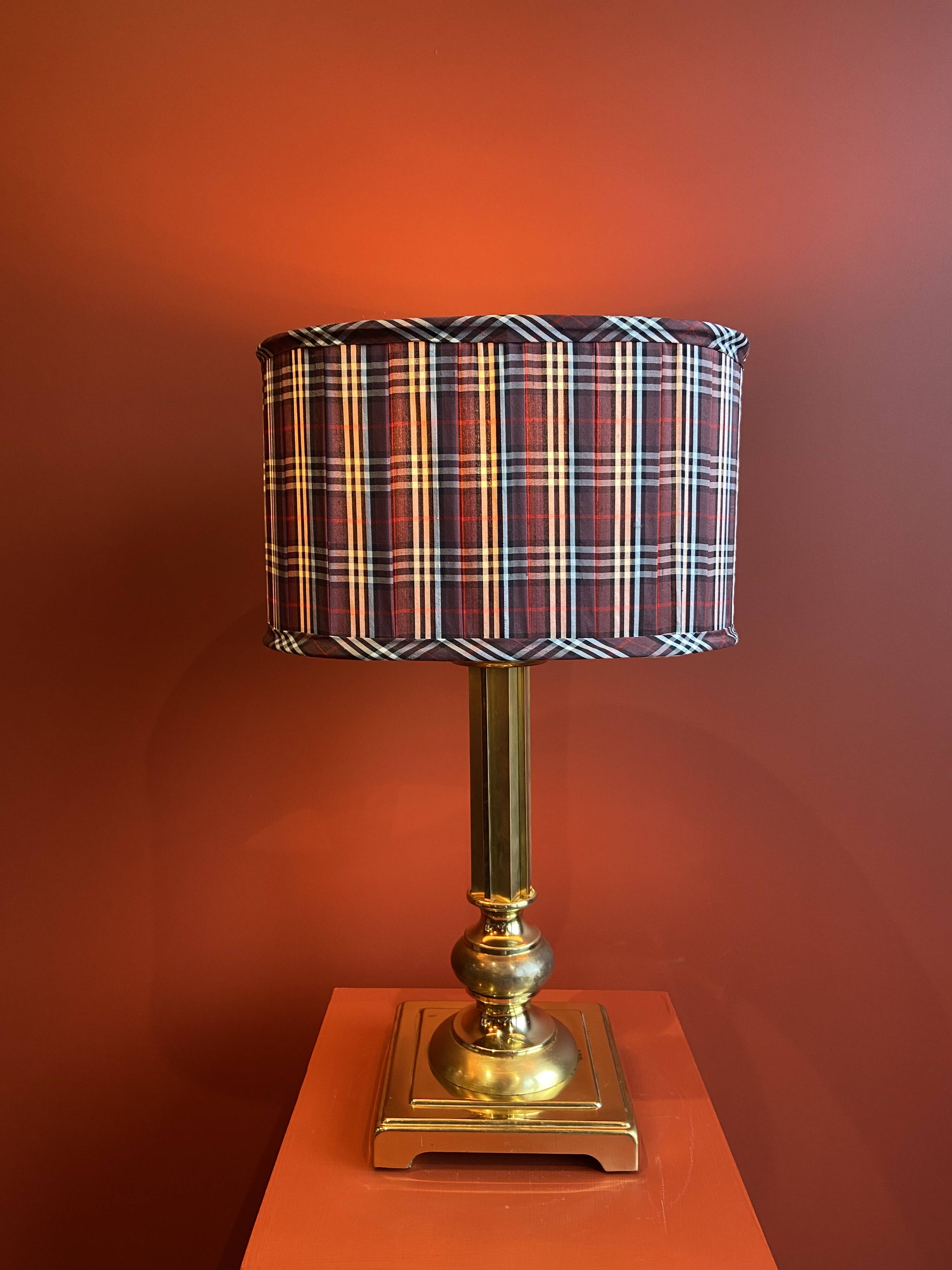 Lamp base in gilded brass, oval silk lampshade with a checkered pattern in burgundy.
