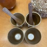 Ensemble de 4 tasses verres gobelets en grès Digoin et cuillères en bois