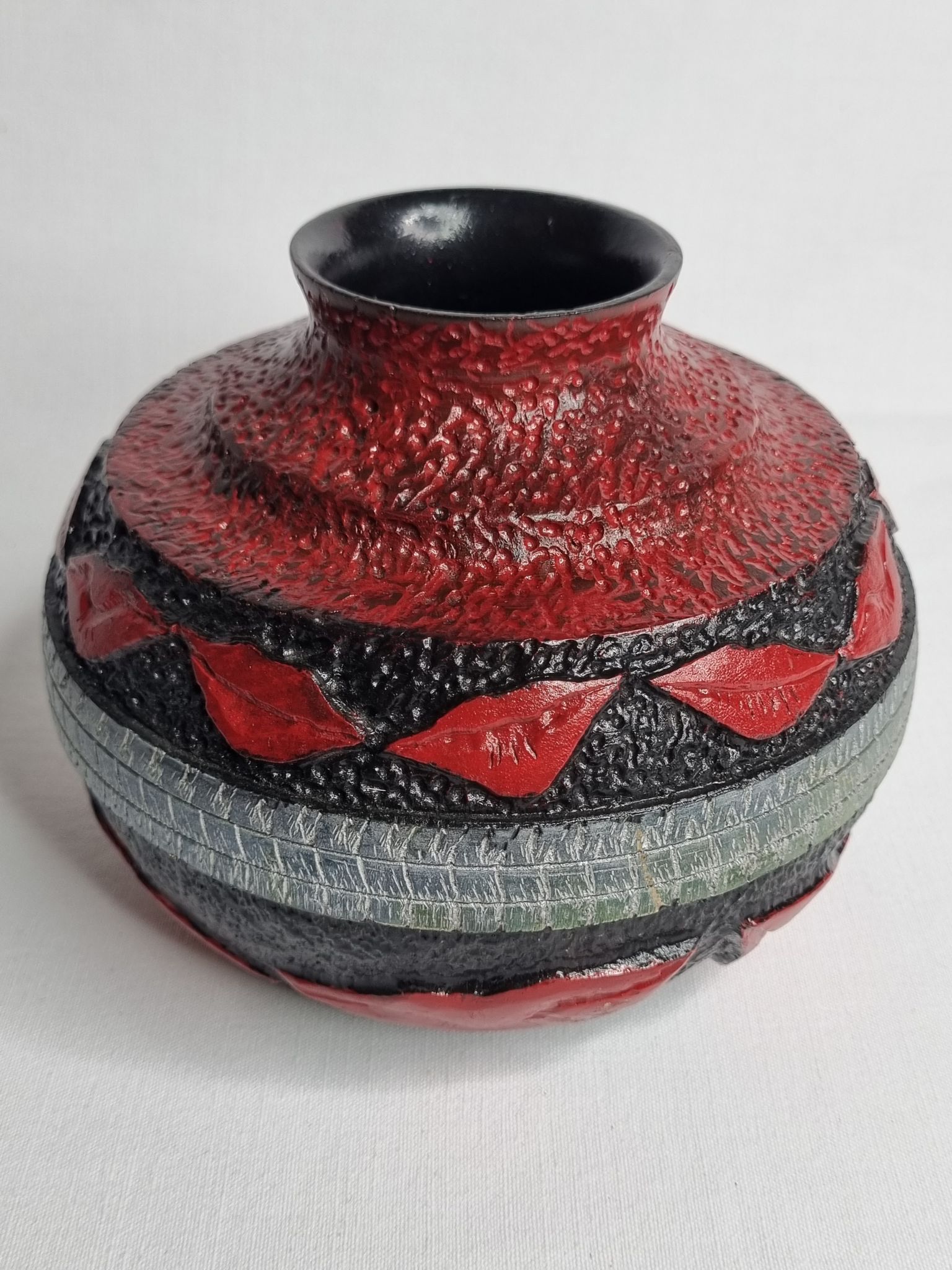 Vase boule "baisers" décoratif en bouleau signé, 12,5 cm
