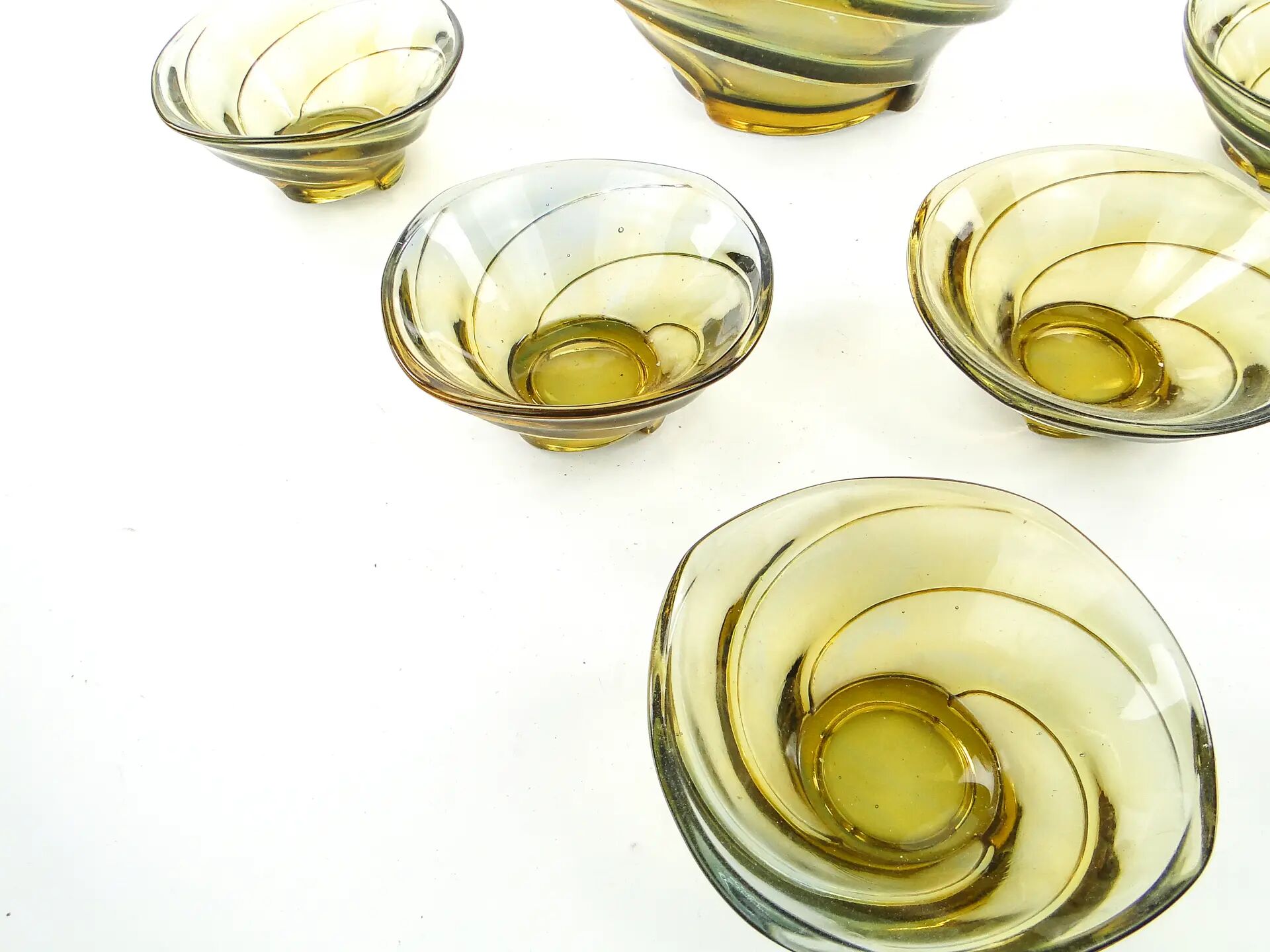Ensemble de bols à salade Wir, style mid-century modern, en verre pressé ambre-jaune, Ząbkowice, Pologne, années 1970.