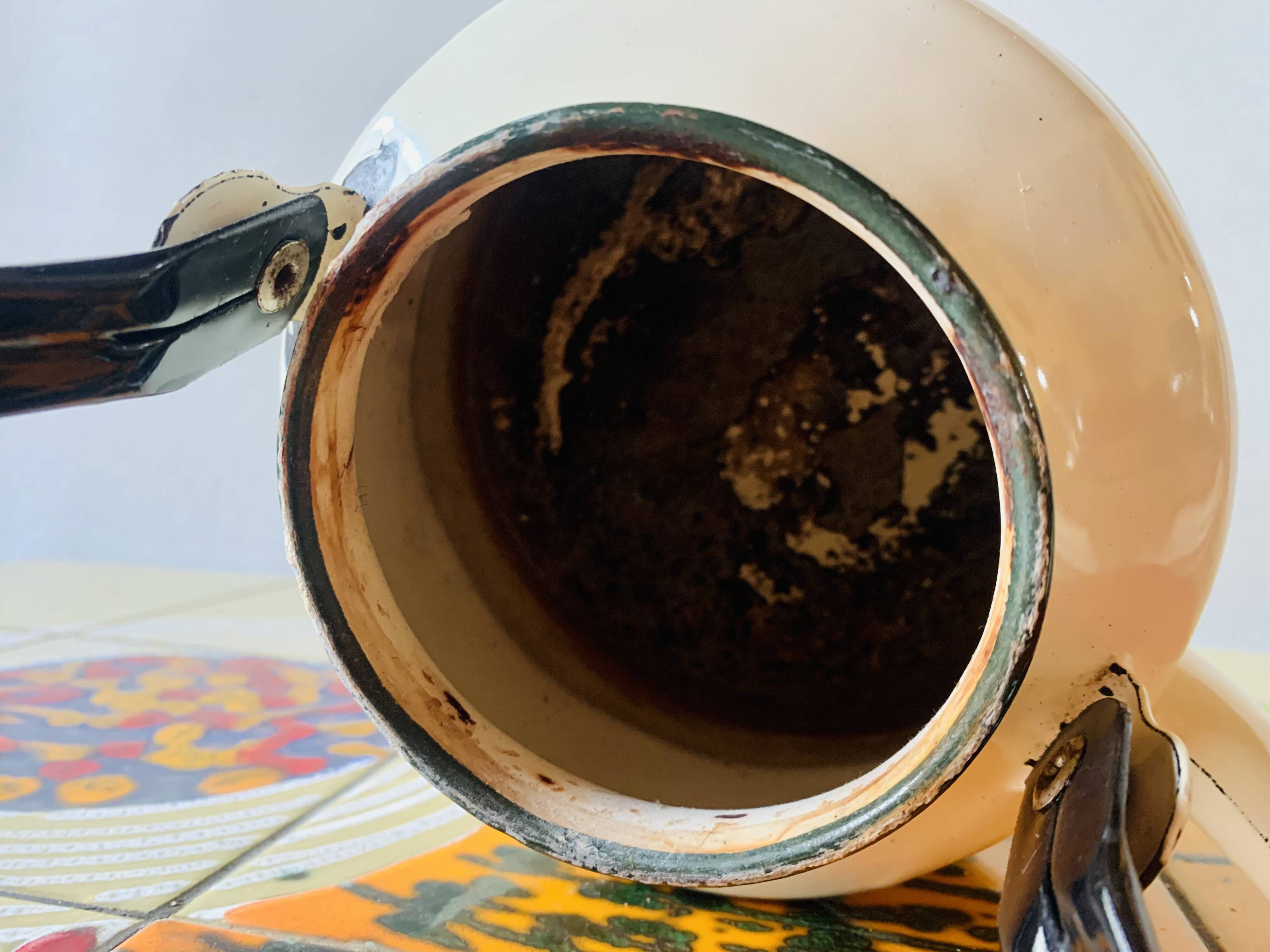 Vintage enameled sheet metal kettle - rooster decor