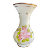 Vase Napoléon III en opaline blanche à décor floral avec dorures