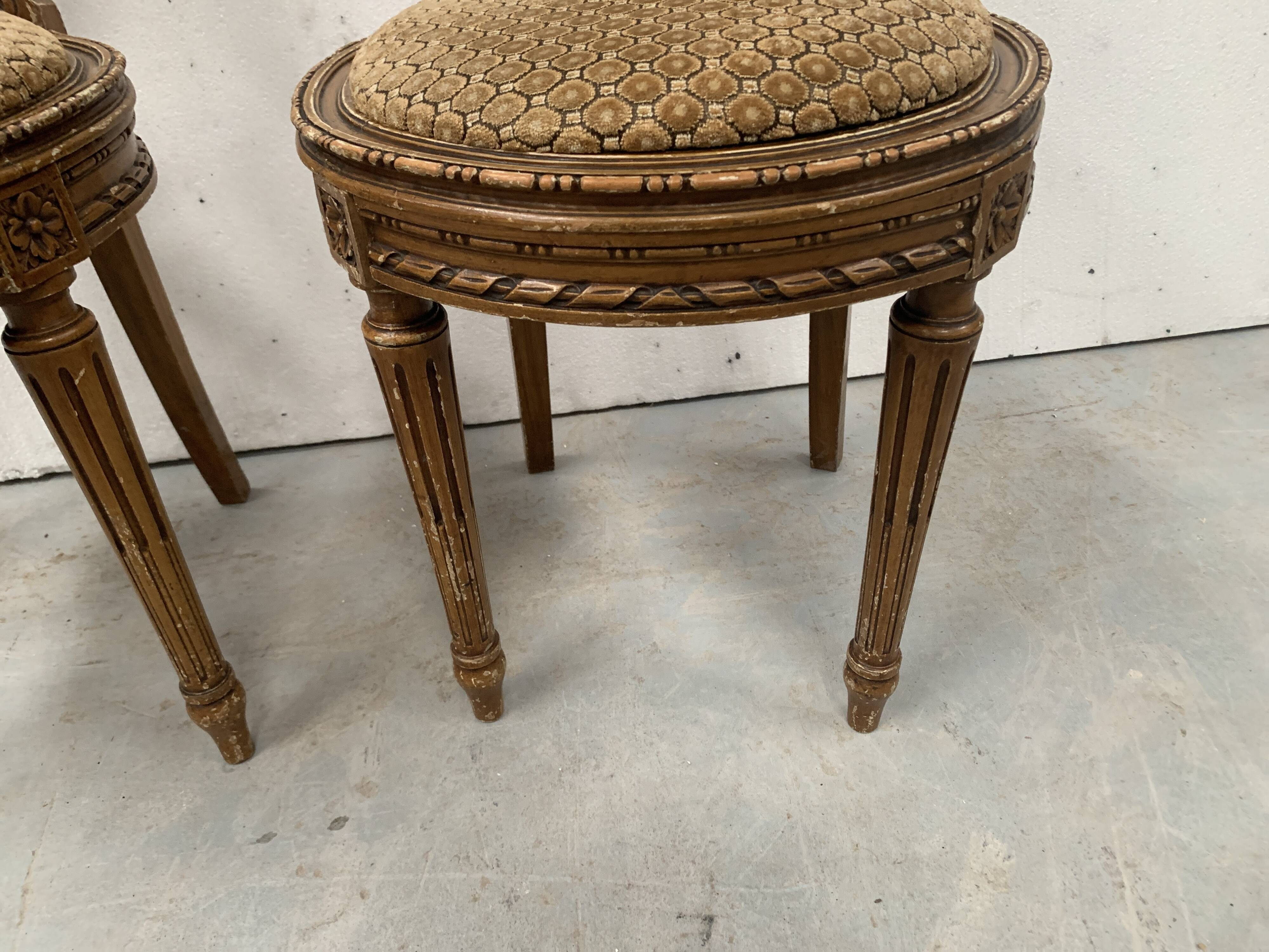 Paire de chaises a médaillons de style Louis XVI en hetre teinté XX siècle