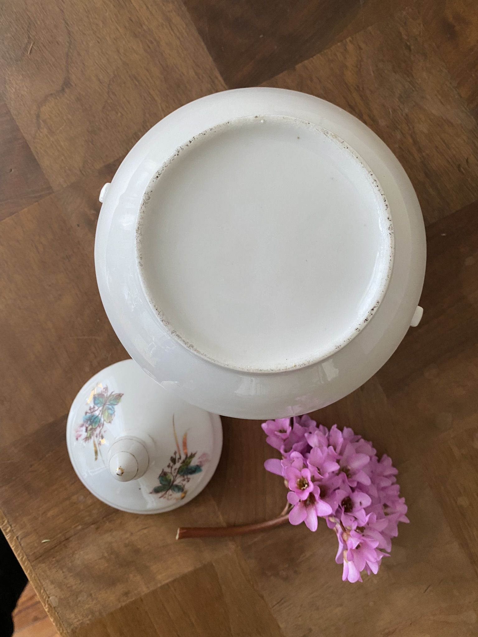 Pot et son couvercle en céramique à fleurs