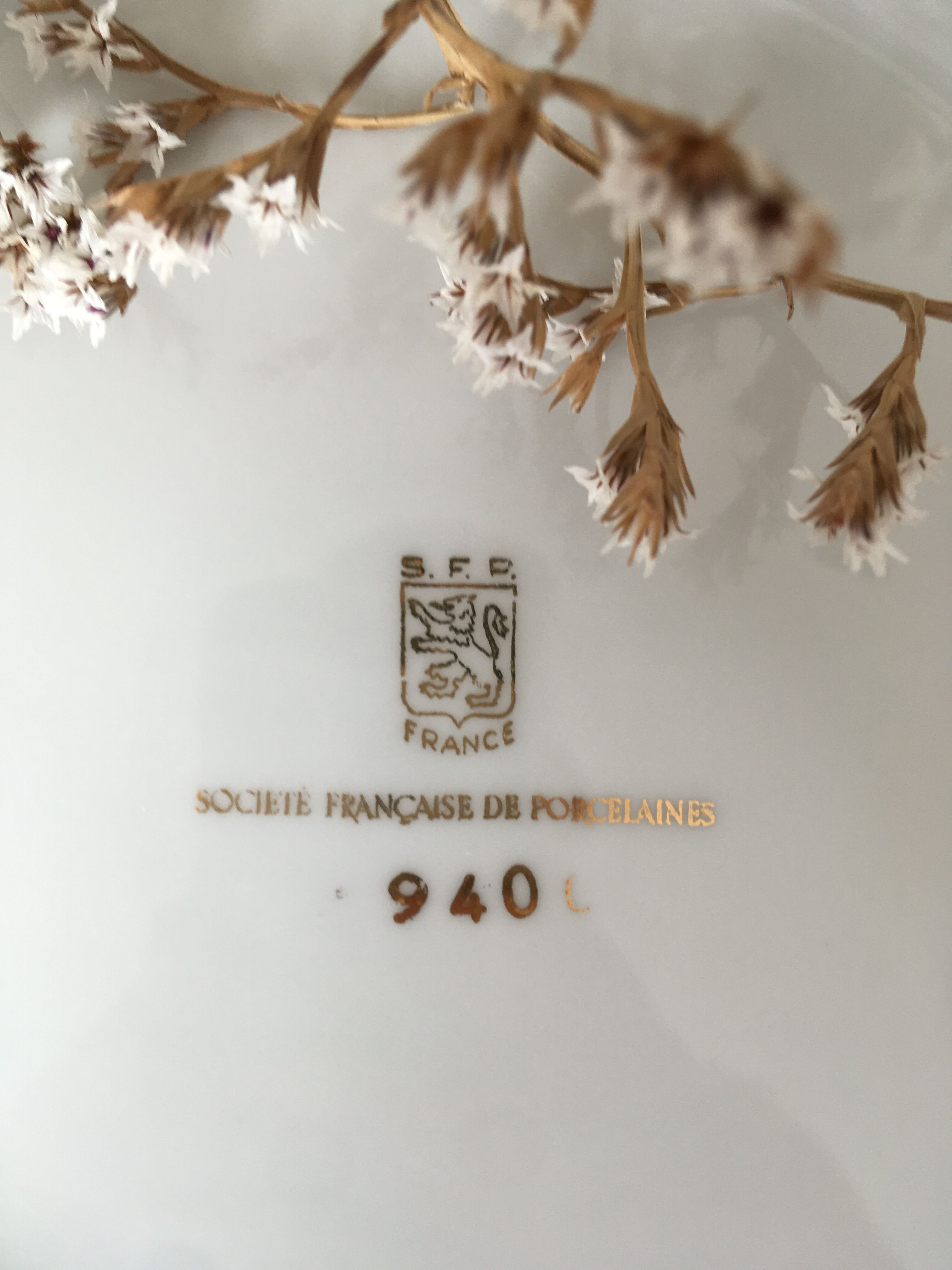 White & gold cake dish