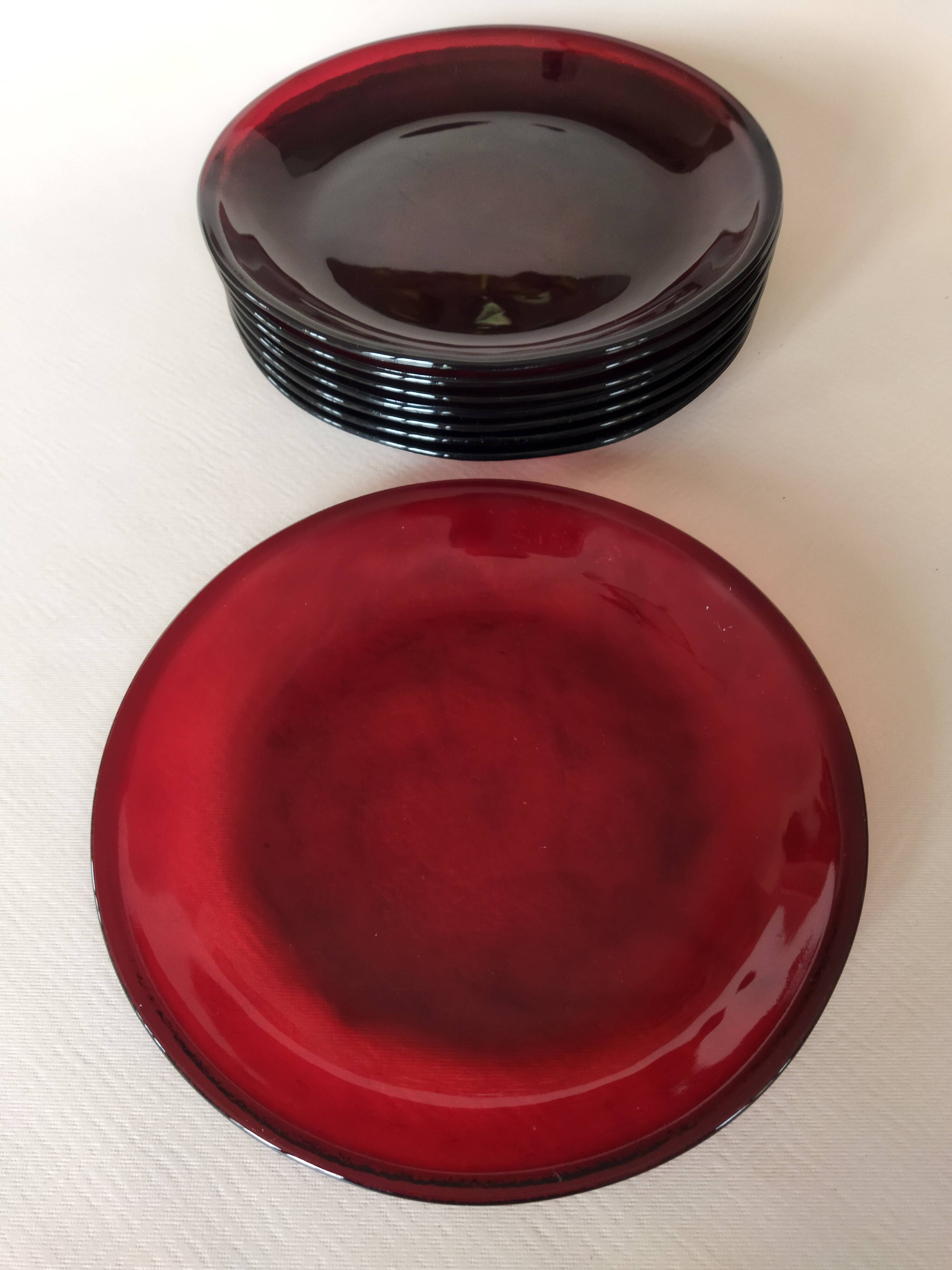 8 Arcoroc Sierra Rubis dinner plates