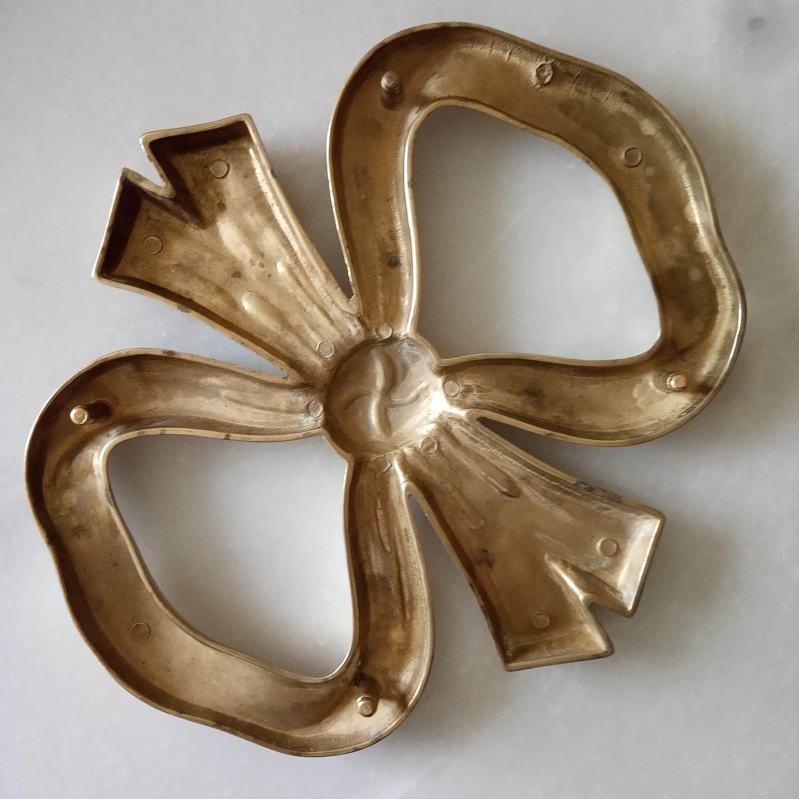 Flat silver knot utable mat