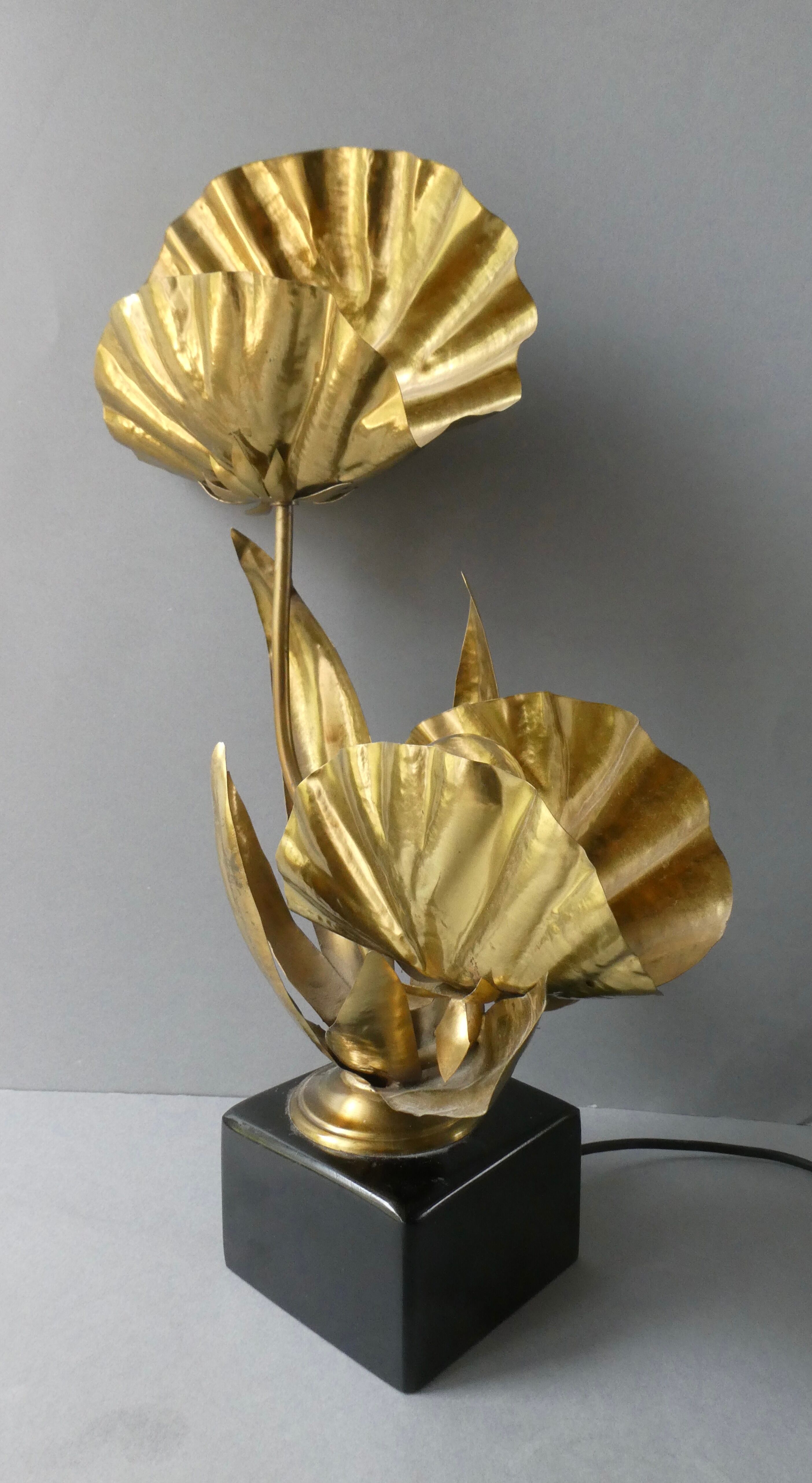 Golden metal flower lamp