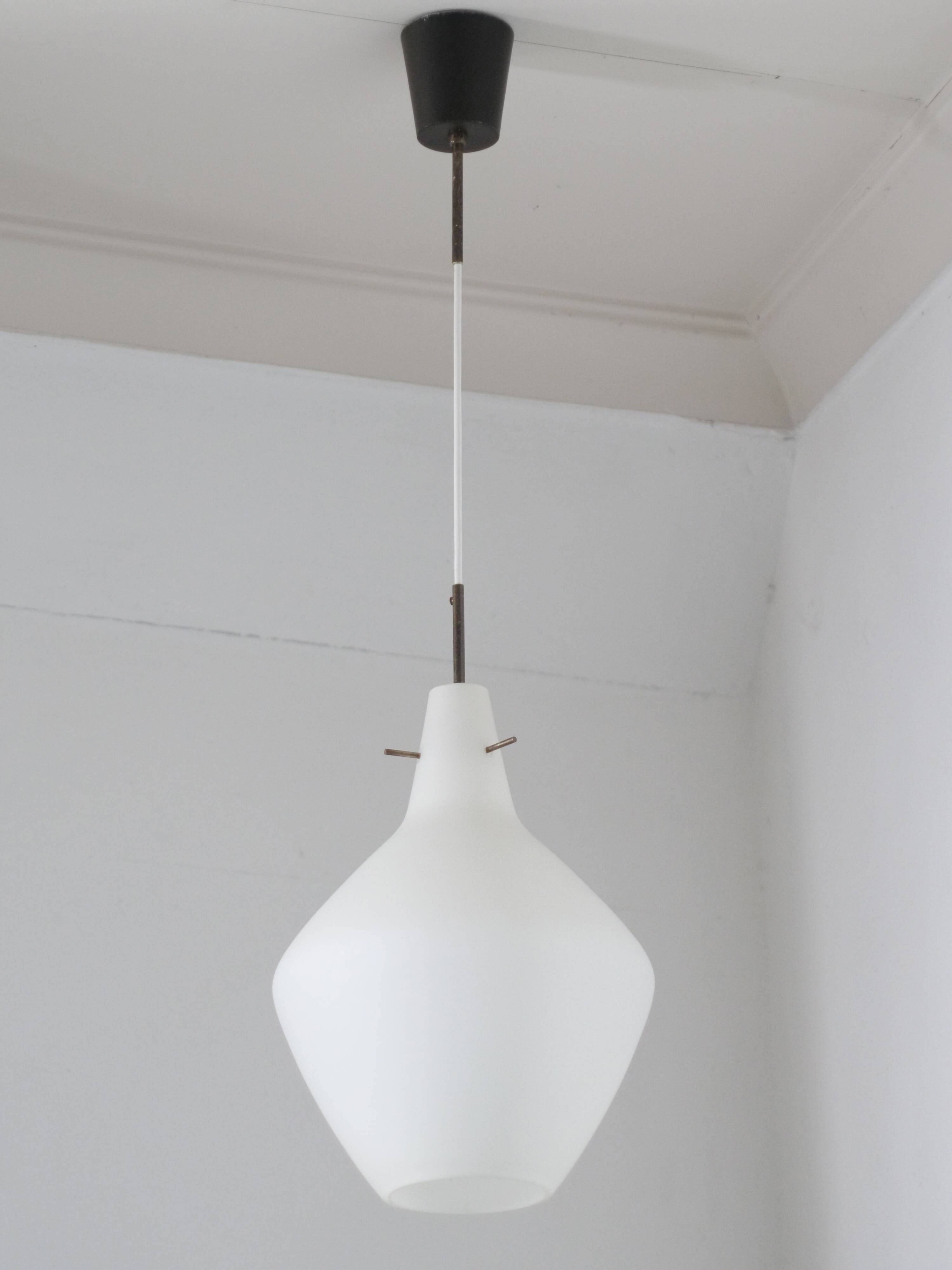 Suspension italienne en opaline satinée mid-century