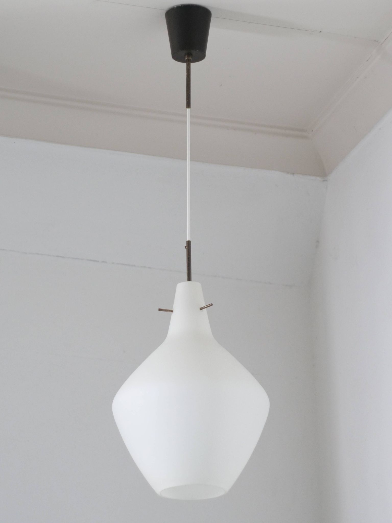 Suspension italienne en opaline satinée mid-century