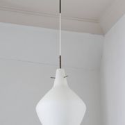 Suspension italienne en opaline satinée mid-century