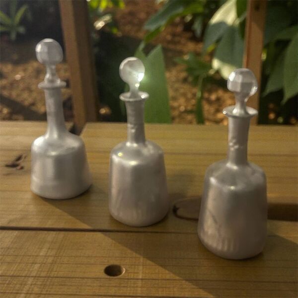 Lot de 3 flacons anciens en étain avec bouchons en verre taillé