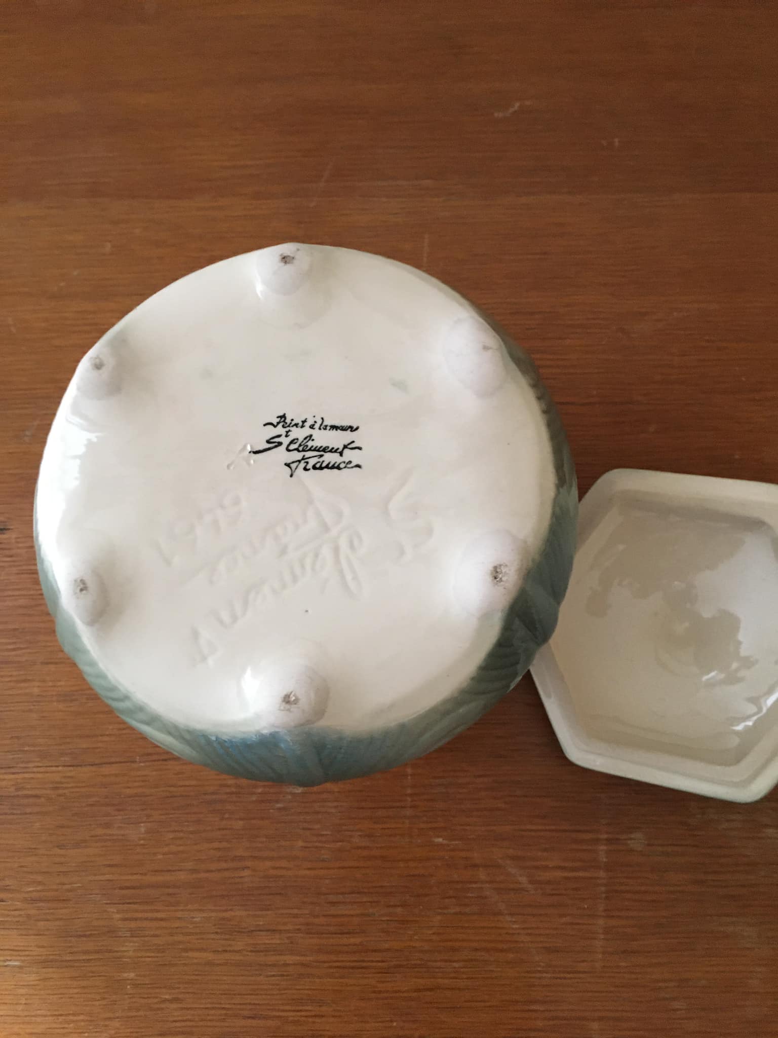 Sugar bowl in slip stamped Saint Clément and numbered 6461. Hand painted.