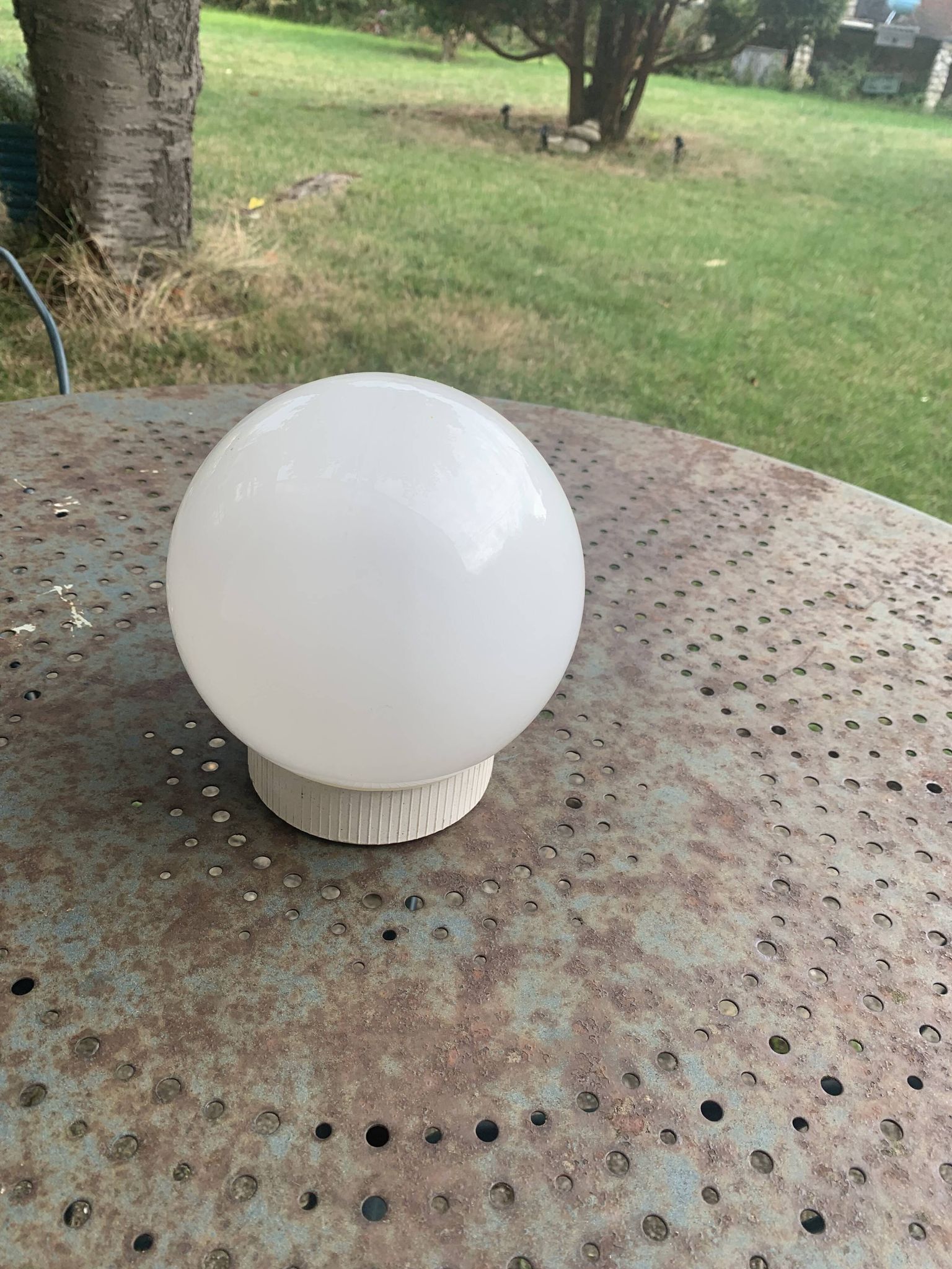 Plafonnier, globe boule en opaline blanche, avec basé, vintage