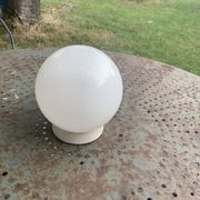 Plafonnier, globe boule en opaline blanche, avec basé, vintage