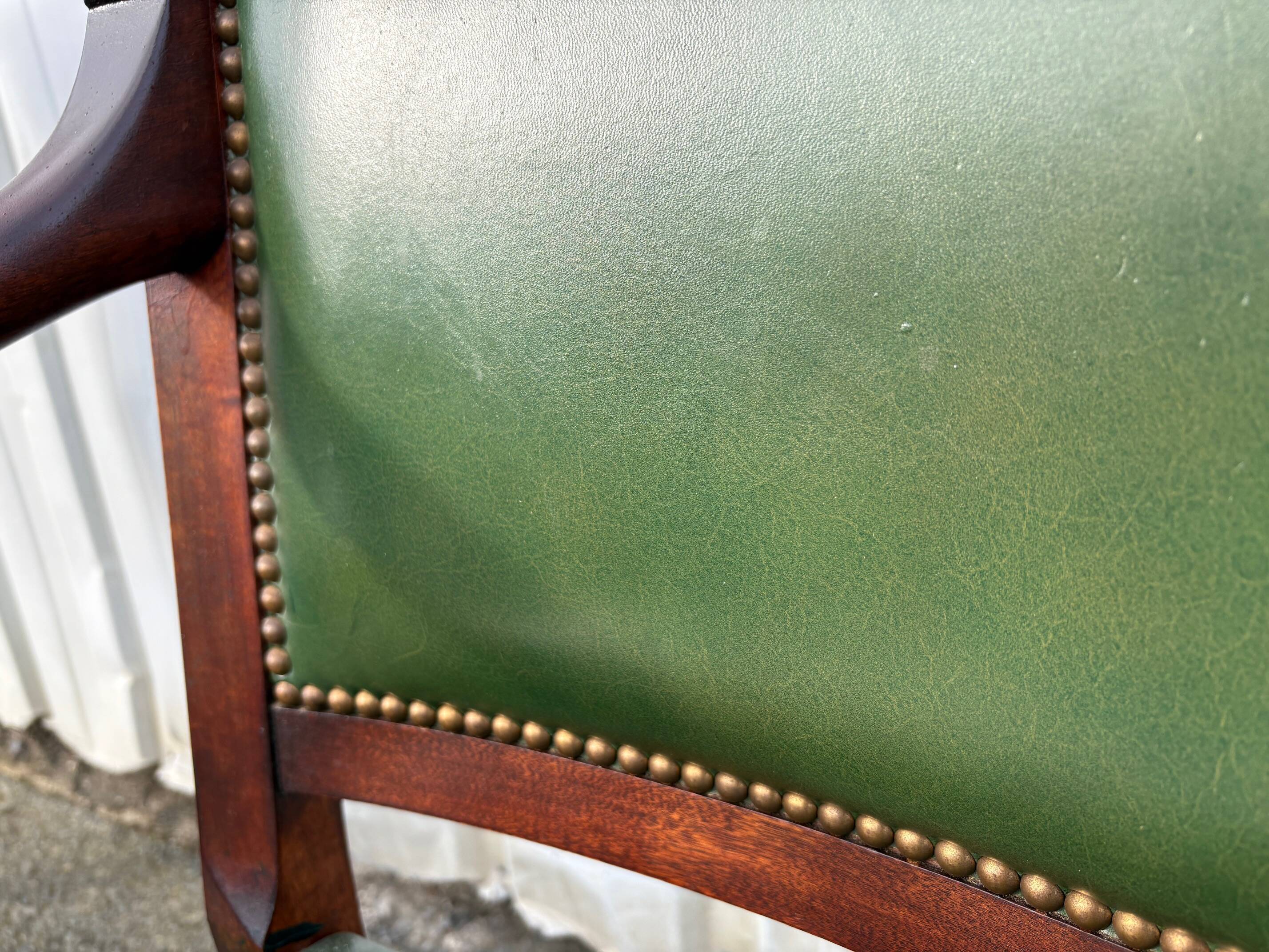 Paire de fauteuils de style Empire en acajou et cuir vert