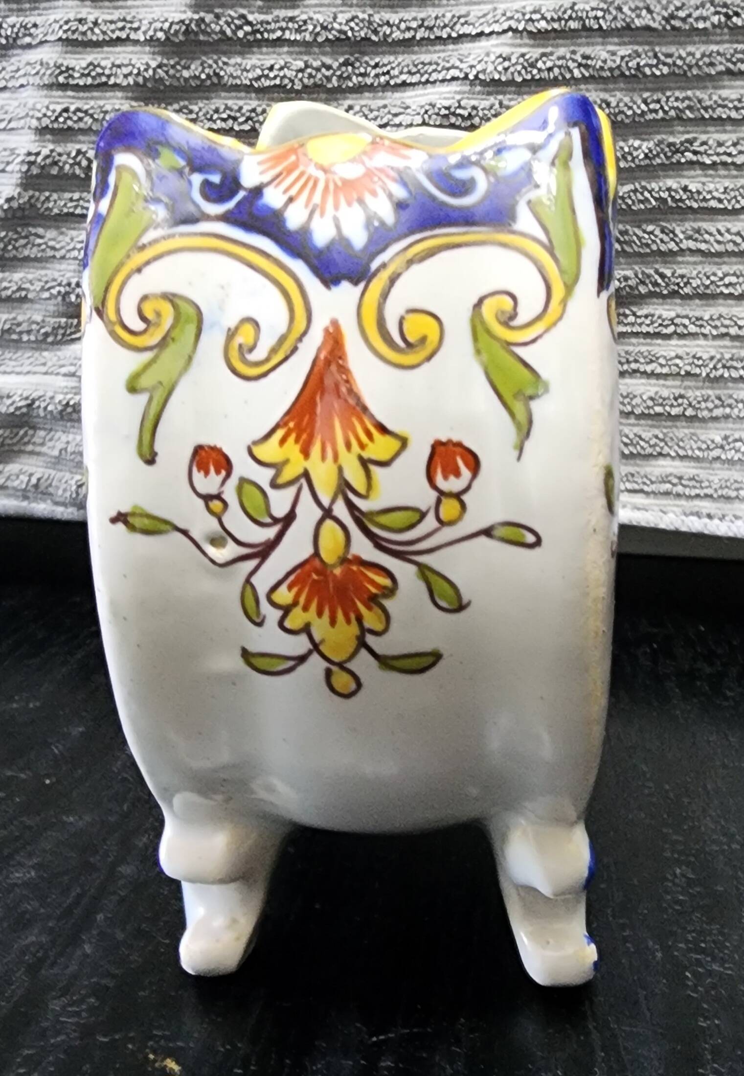 Vintage cache-pot planter in hand-painted earthenware.