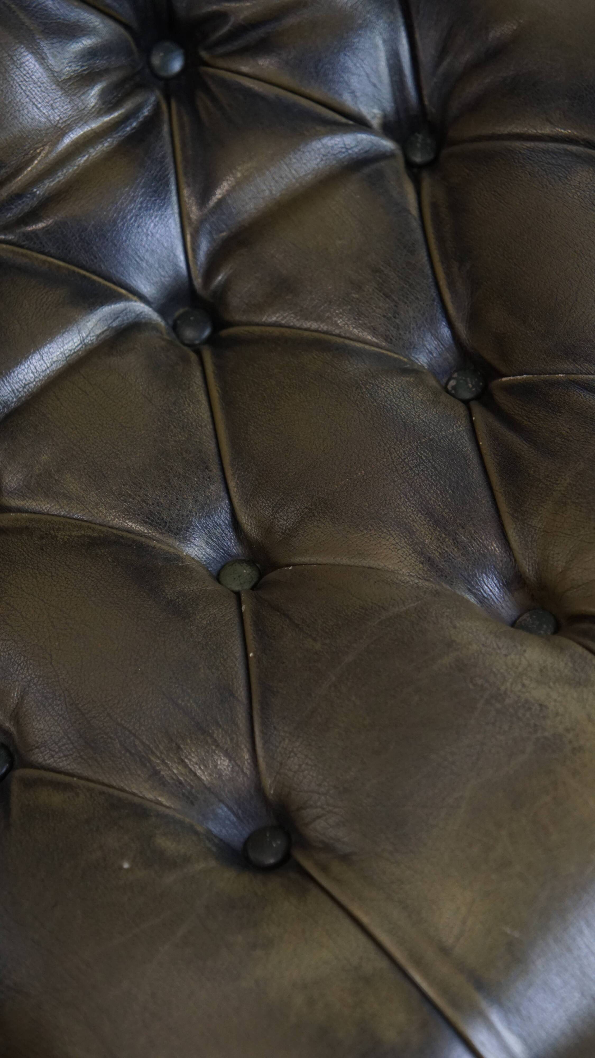 Green English-Style Cowhide Leather Chesterfield Armchair with Wood