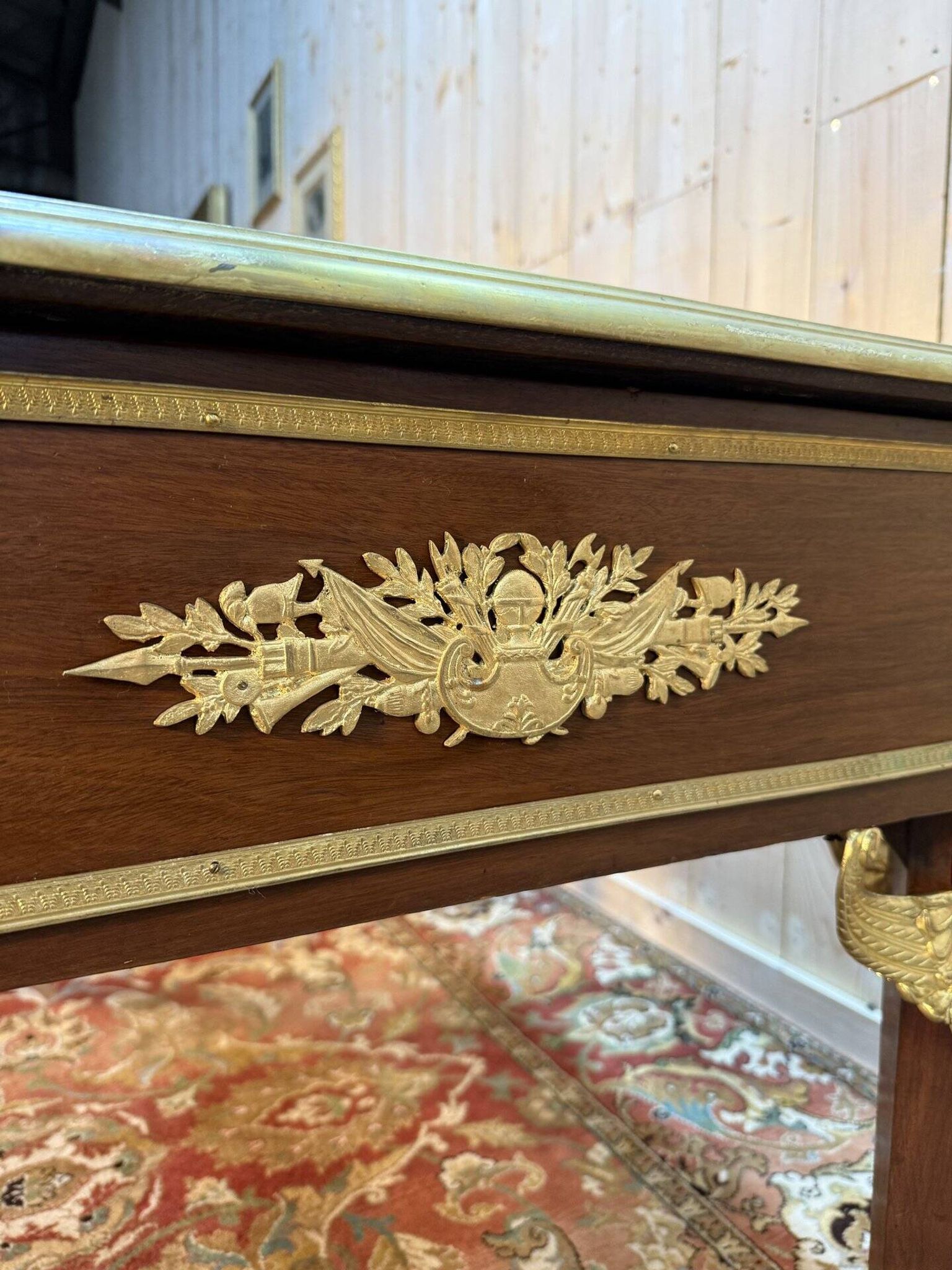 Bureau double plat de style empire en acajou et cuir vert