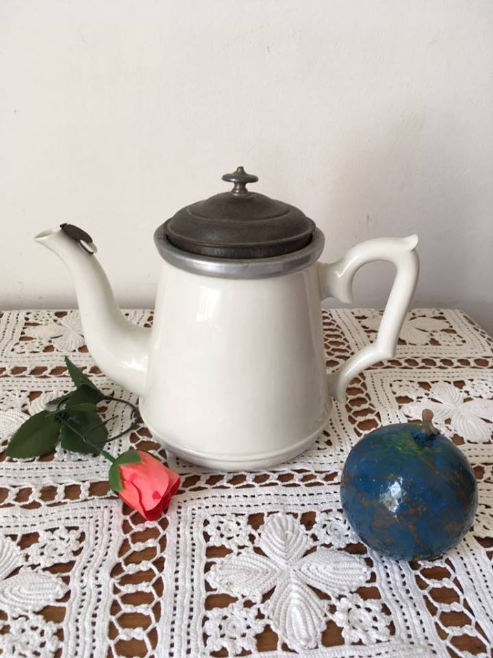 Théière en faience blanche