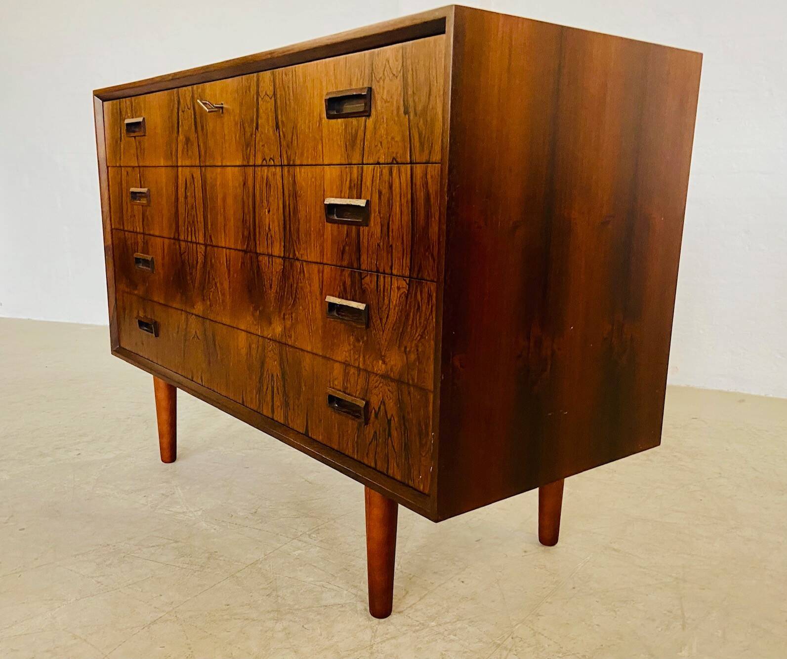 Commode danoise vintage en palissandre du milieu du siècle par Kaj Larsen