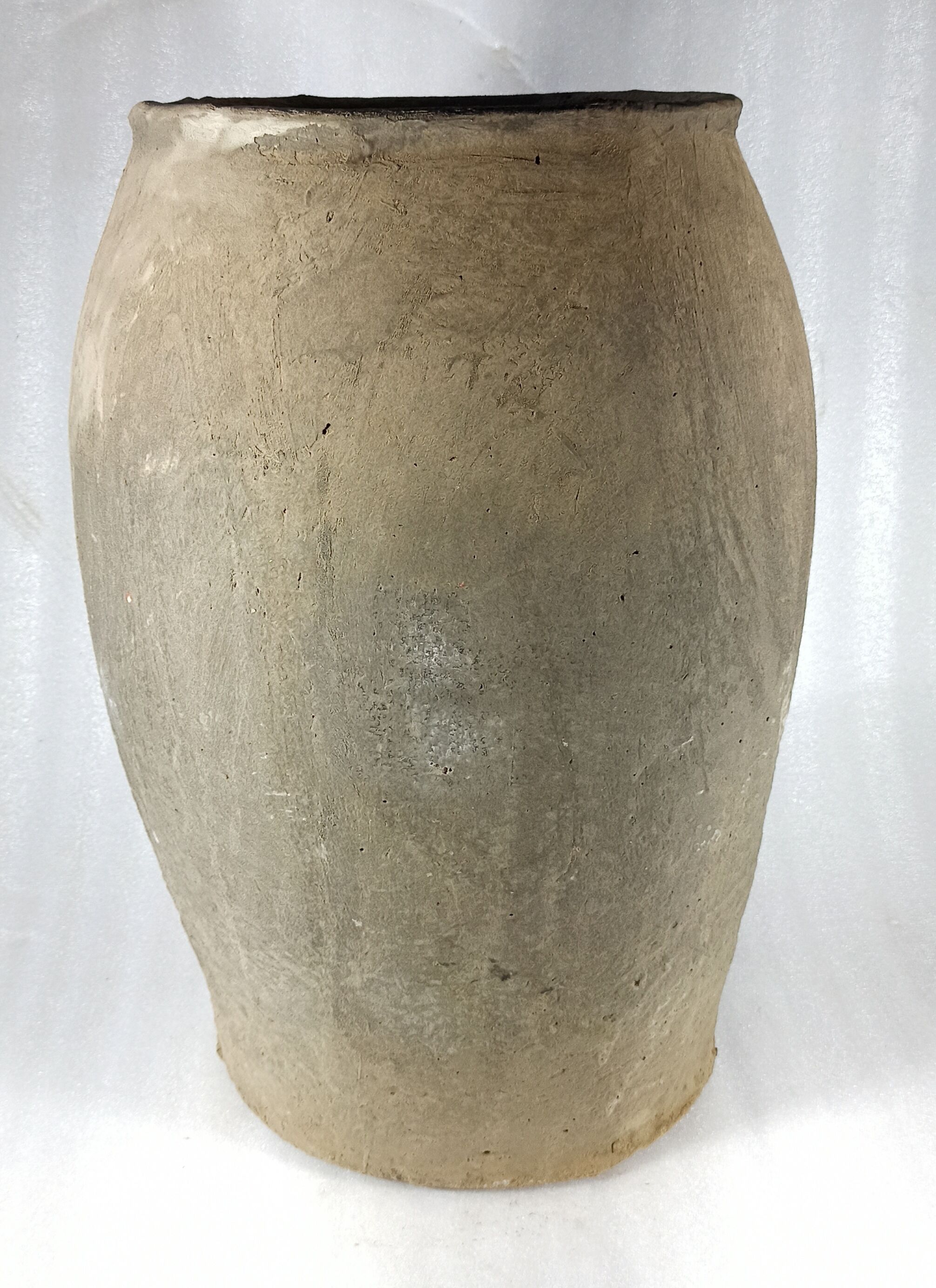 Old terracotta pot / grey jar