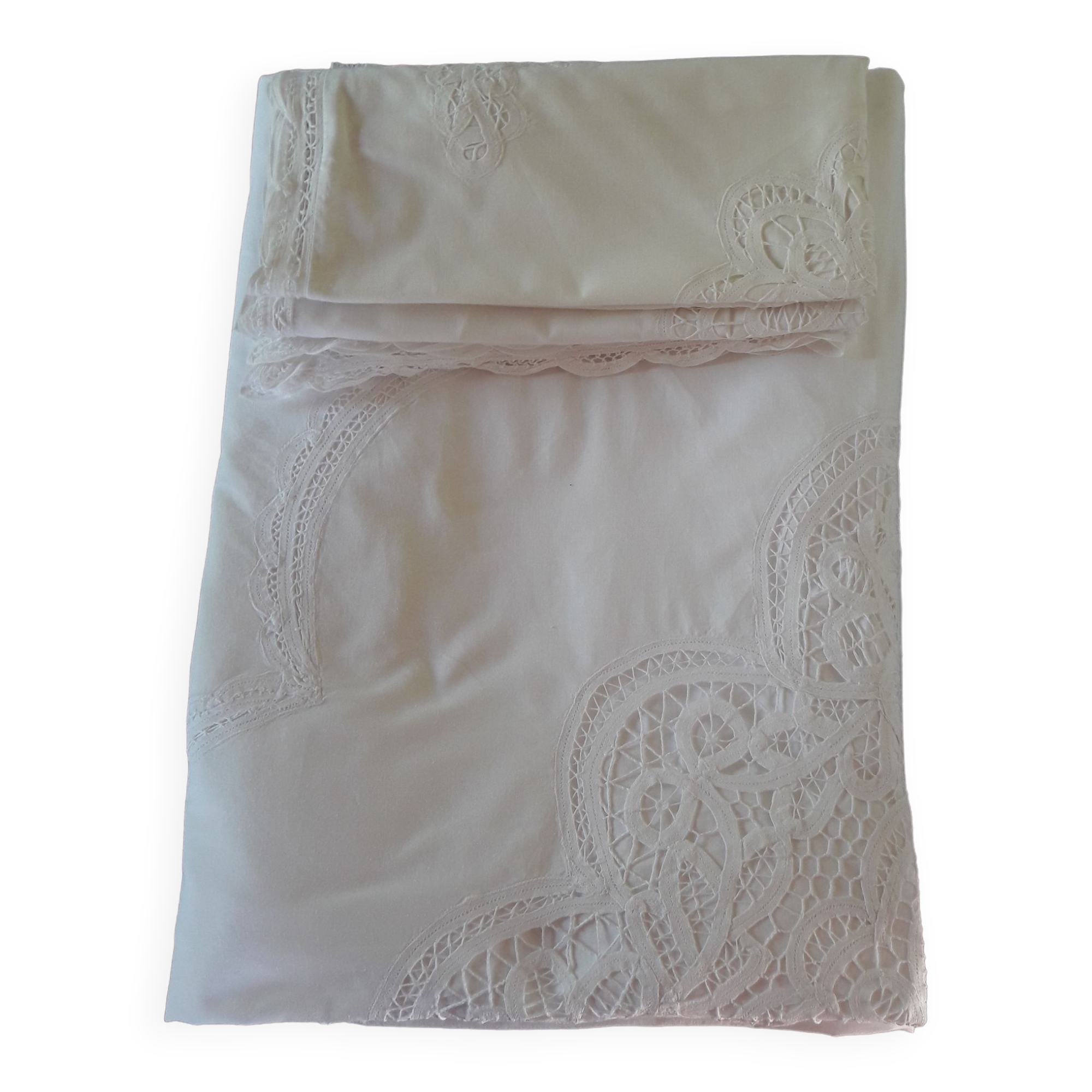 Set cover duvet and white lace pillowcases