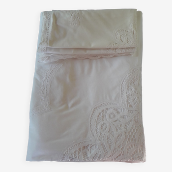 Set cover duvet and white lace pillowcases