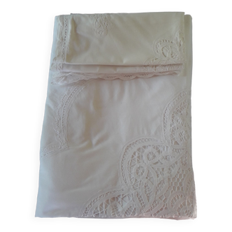 Set cover duvet and white lace pillowcases