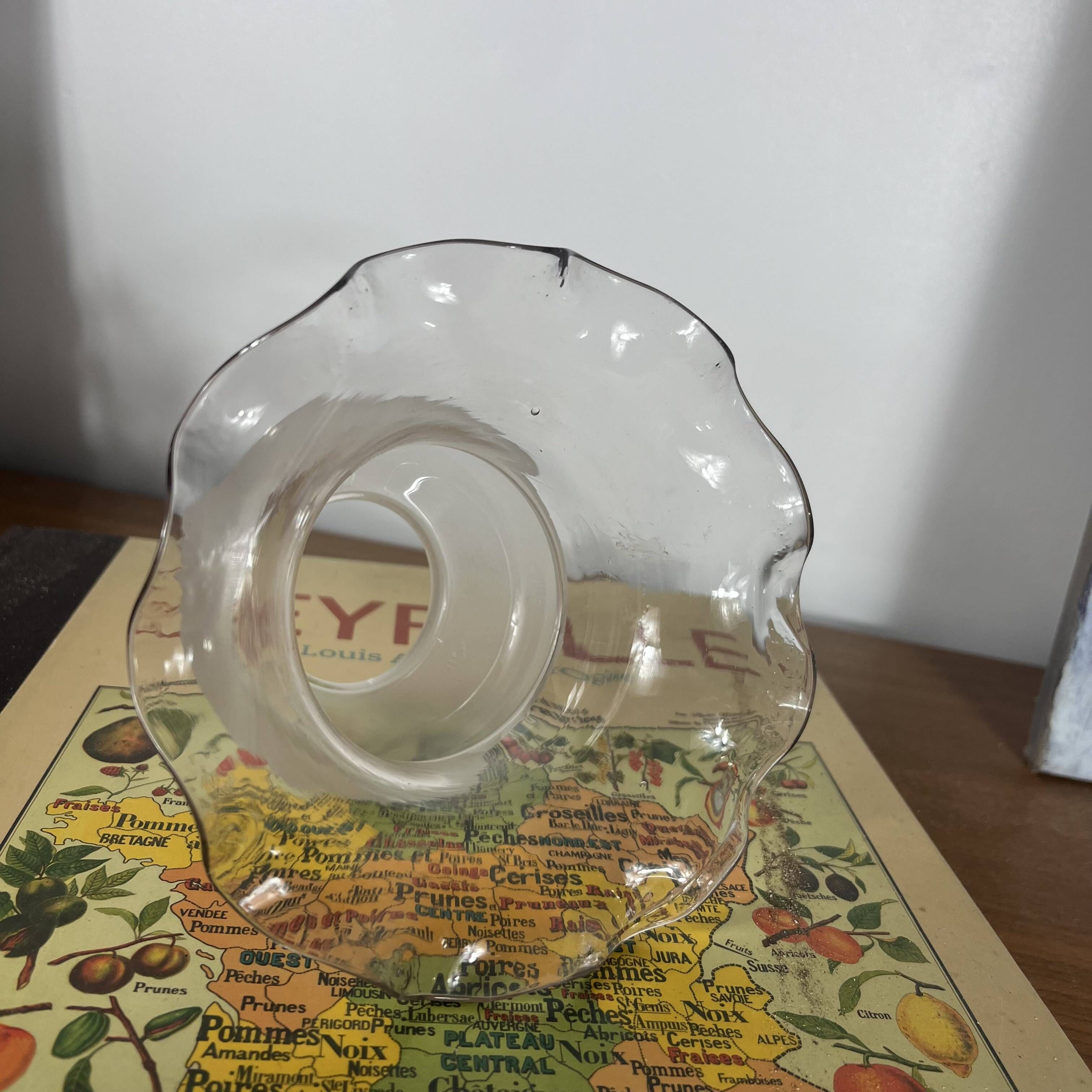Antique tulip-shaped lampshade in transparent glass for wall lamp chandelier.