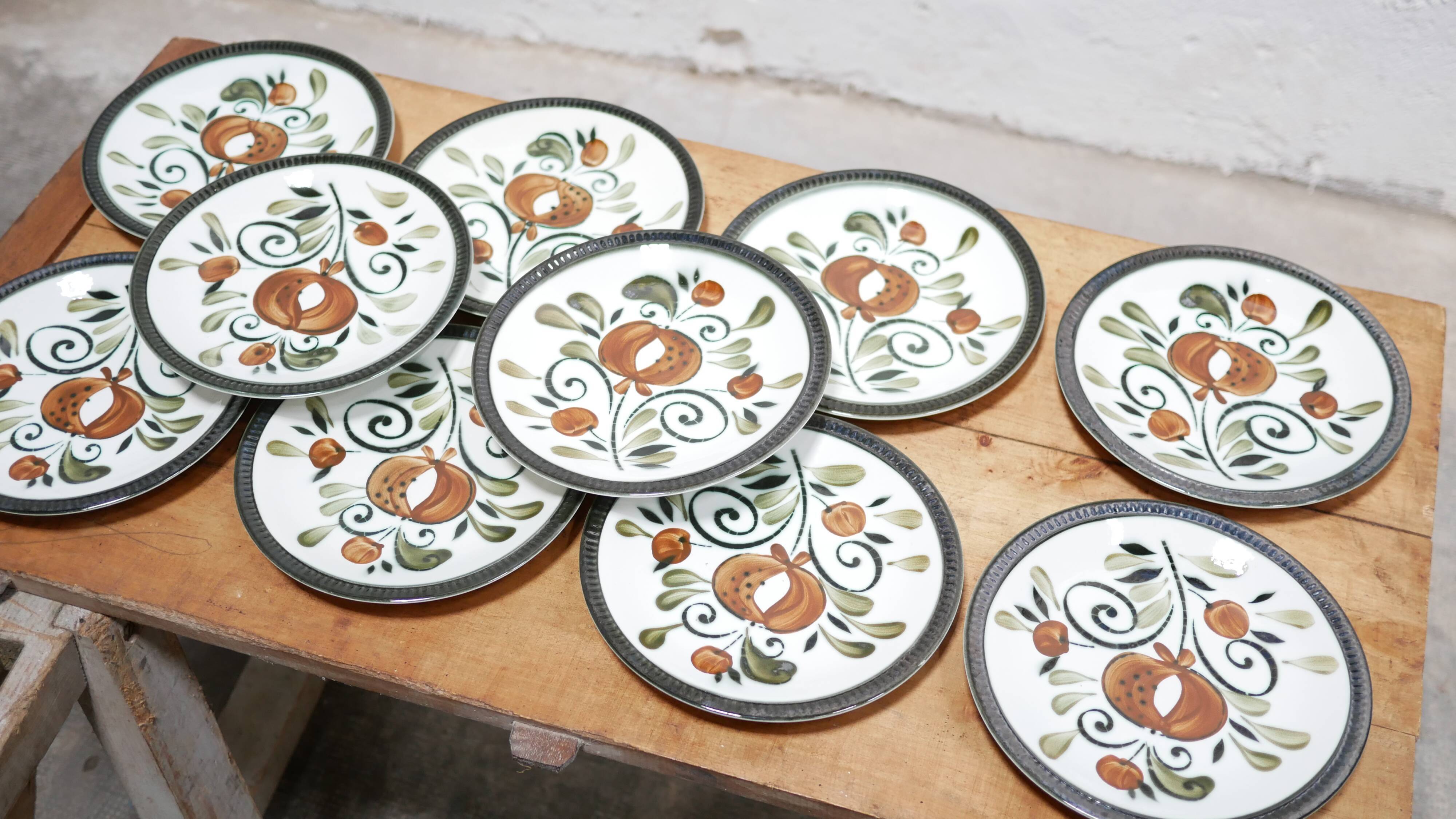 Series of 10 vintage plates published by Boch La Louvière