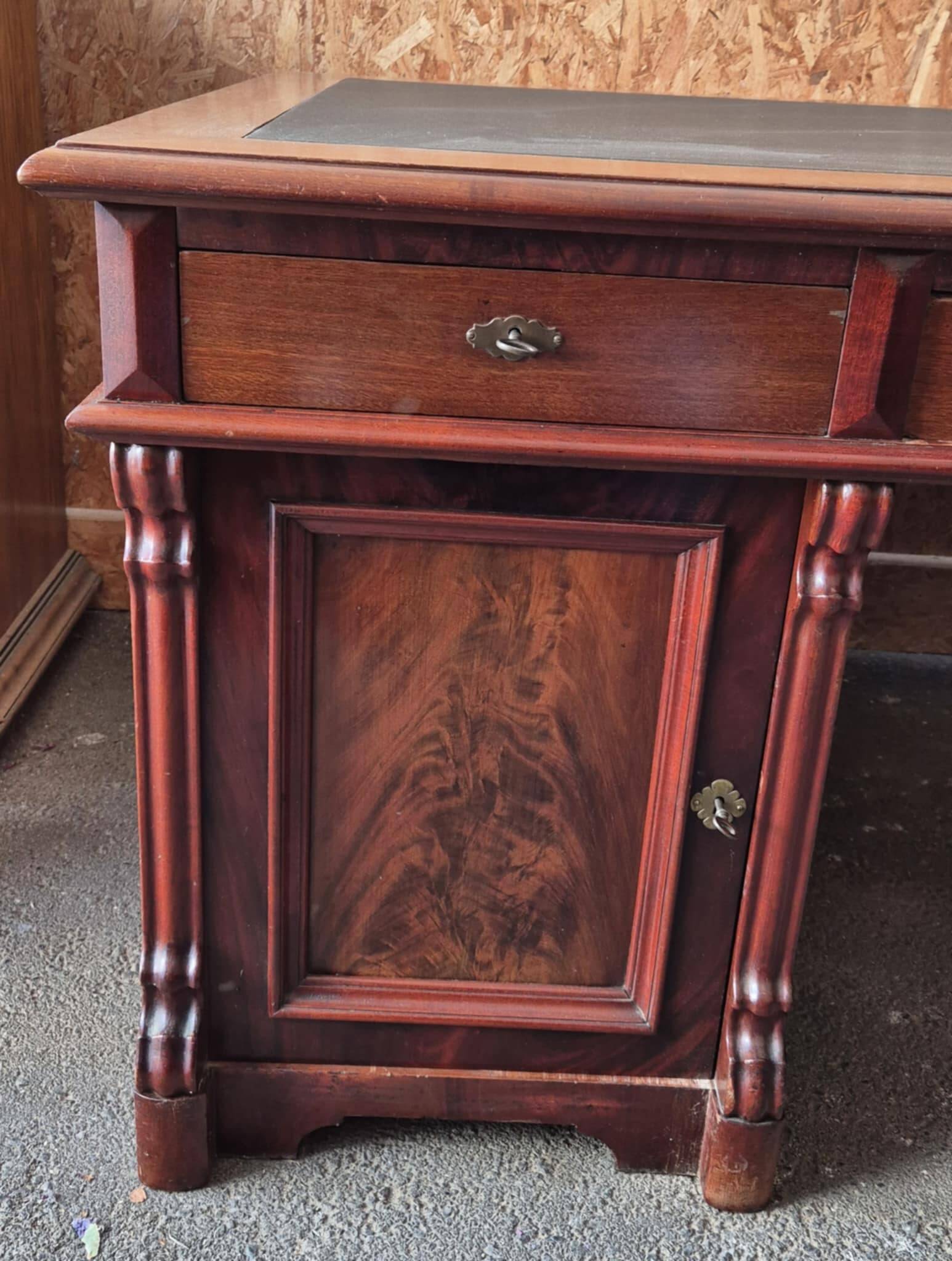 Minister's Pedestal Office