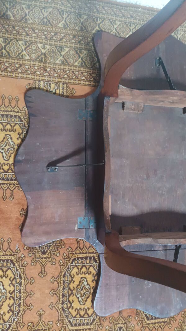 Table trèfle Louis XV en noyer