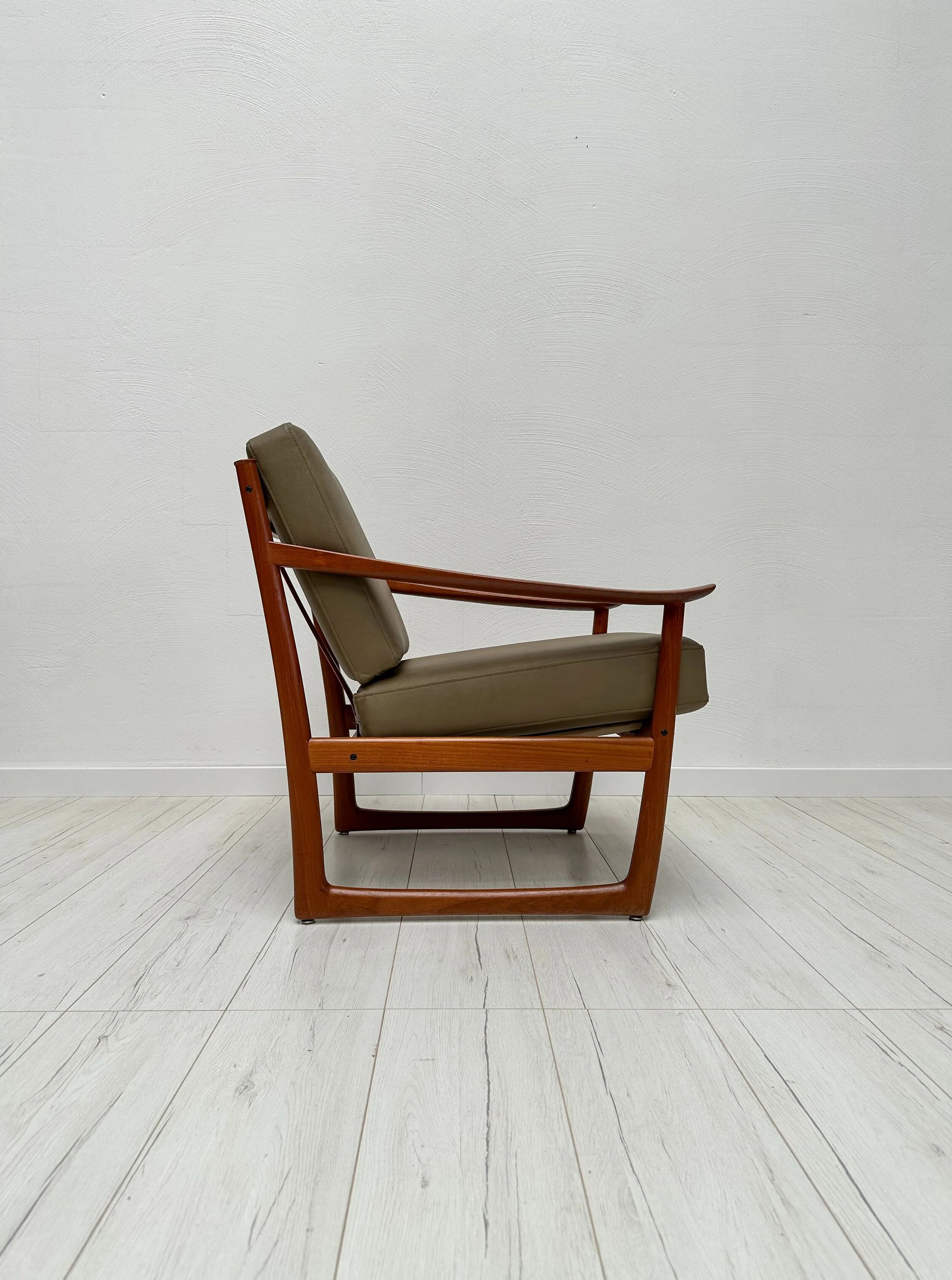 1/2 '60s vintage Danish teak armchair FD 130 by Peter Hvidt & Orla Mølgaard-Nielsen for France & Daverkosen