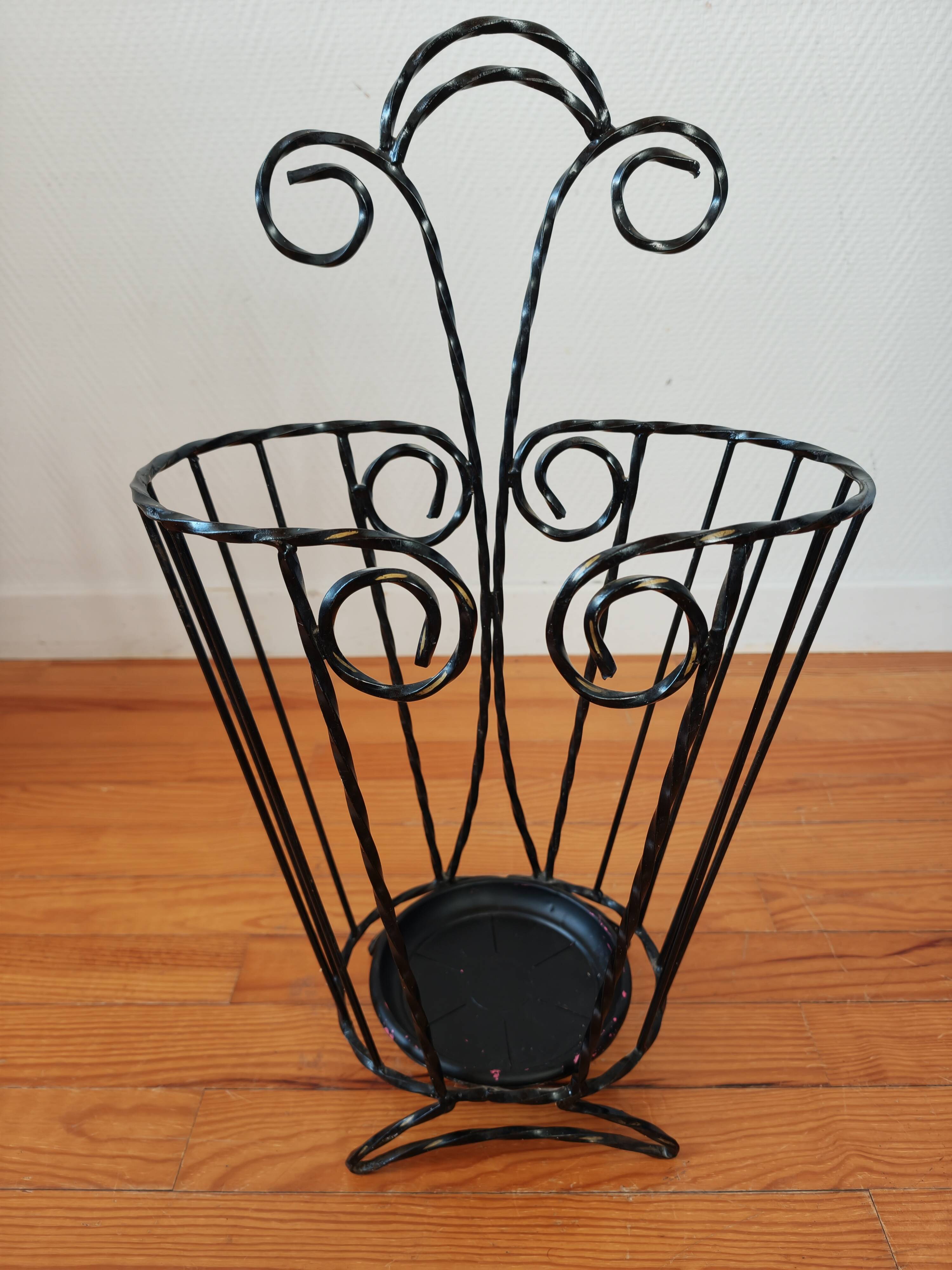 Porte-parapluie vintage en fer torsadé – années 60
