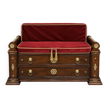 Banc-coffre / banquette style médiéval – bois, velours rouge et orneme